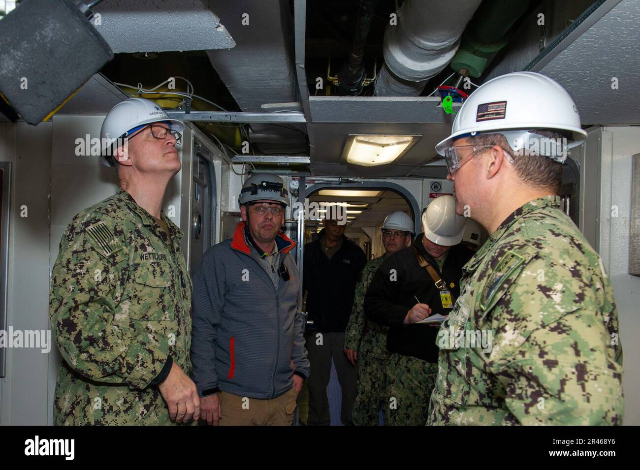 VALLEJO, California (17 2023 gennaio) – il capitano John Frye, comandante dell'Emory S Land-class Submarine tender USS Frank Cable (COME 40), discute la manutenzione della nave con l'ADM posteriore Michael Wettlaufer, comandante, comando militare di Sealift, al cantiere navale di Mare Island a Vallejo, California, 17 gennaio 2023. Frank Cable sta attualmente effettuando un periodo di manutenzione in cantiere. Foto Stock