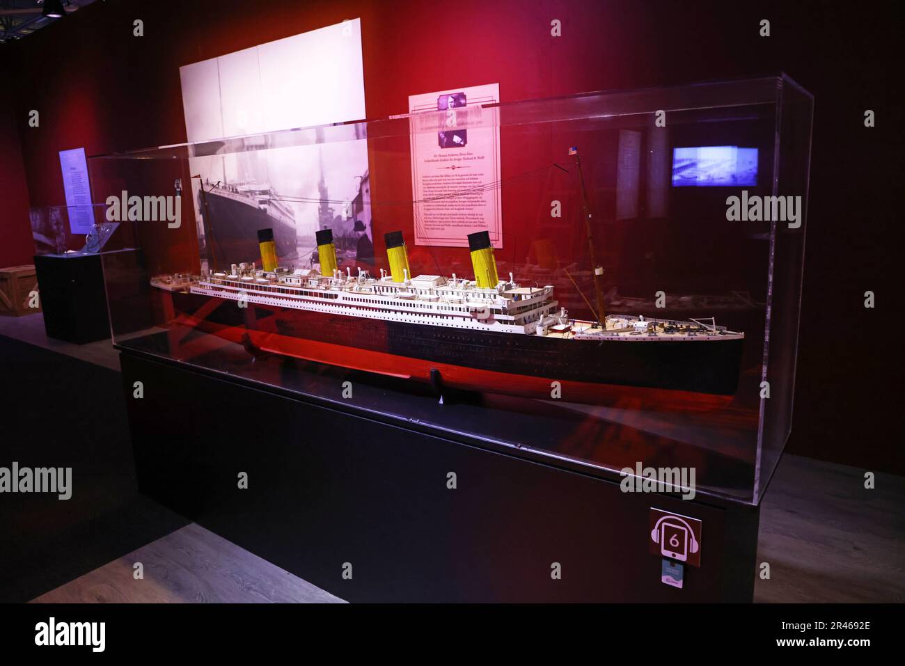 Venerdì proiezione della prima edizione nordica della mostra "Titanic: The Artifact Exhibition" a Linköping, Svezia. La mostra, che espone oltre 200 oggetti del Titanic, offre un viaggio emozionale attraverso storie, fotografie e oggetti negli interni ricreati del Titanic. La Svezia ha un forte legame con il Titanic, in quanto molti svedesi emigrarono in America. Foto Stock