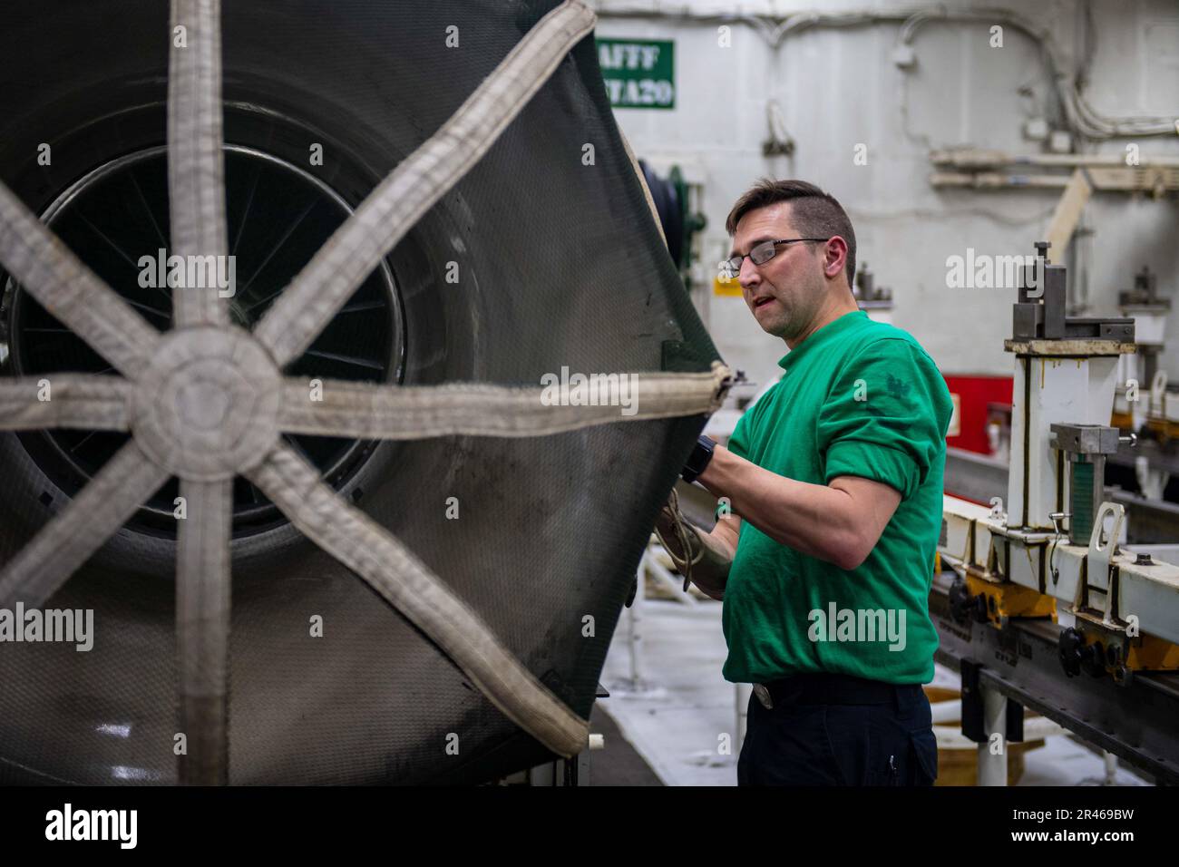 230329-N-MD713-1019 OCEANO ATLANTICO (29 marzo 2023) Aviation Machinist's Mate 2nd Class Palmer Swails, di San Antonio, installa una copertura della campana di aspirazione su un motore a reazione nel reparto di manutenzione intermedia dell'aeromobile a bordo della portaerei di classe Nimitz USS Dwight D. Eisenhower (CVN 69). IKE sta conducendo operazioni di routine nell'Oceano Atlantico. Foto Stock