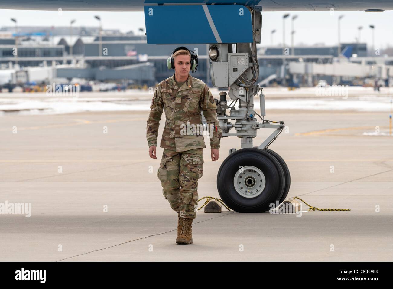 Airman 1st Class Jaxon Jeffries, 934th Aircraft Maintenance Squadron capo equipaggio, si allontana da Air Force uno dopo aver posizionato gessi a Minneapolis-St. Paul Air Reserve Station, 3 aprile 2023. Foto Stock