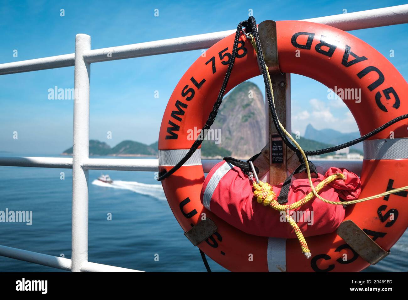 USCGC Stone (WMSL 758) parte da Rio de Janeiro, 10 marzo 2023. Stone è su un dispiegamento programmato di più missioni nell'Oceano Atlantico meridionale per contrastare le attività marittime illecite e rafforzare le relazioni per la sovranità marittima in tutta la regione. Foto Stock