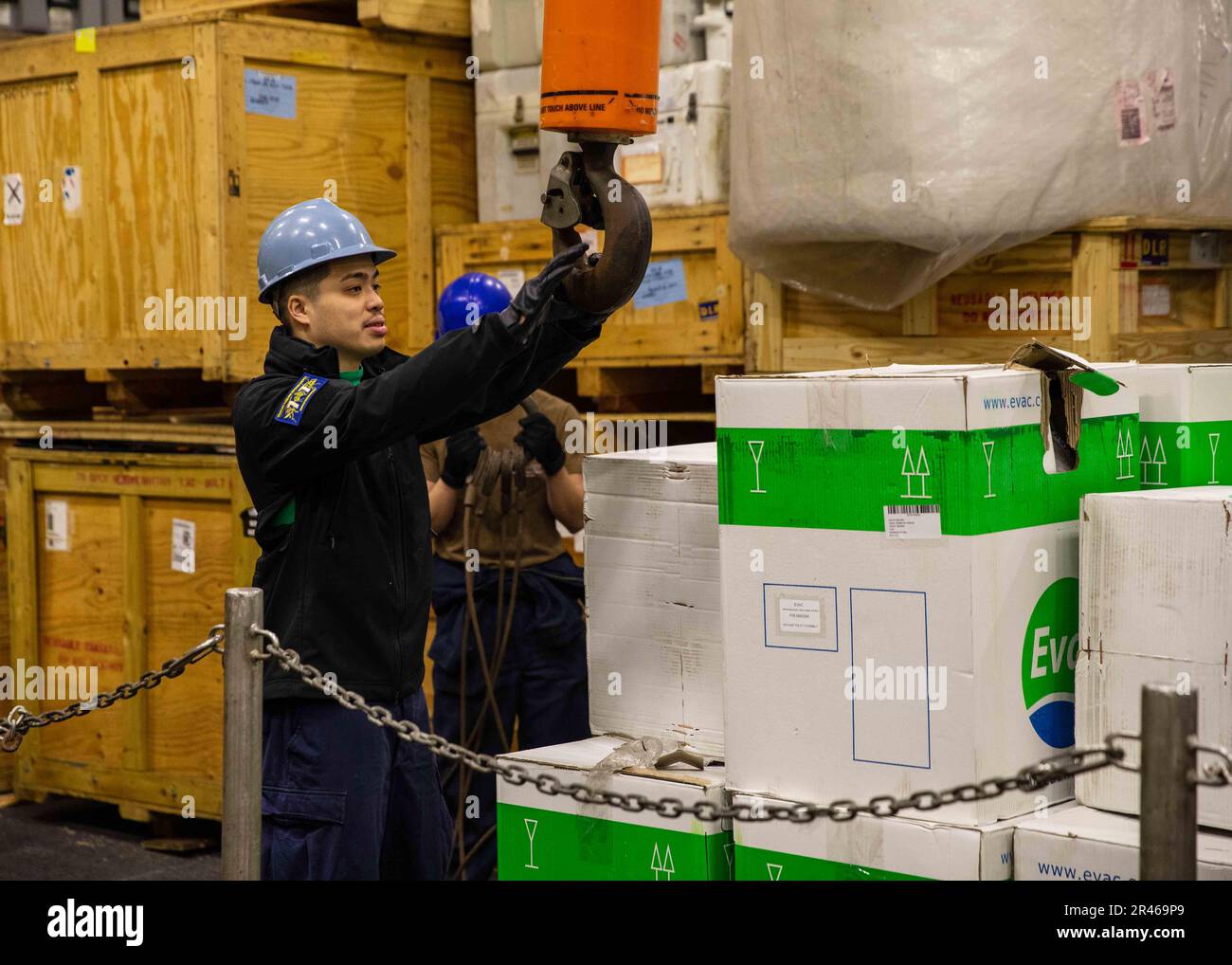 230405-N-IX644-1051 IONIAN SEA (5 aprile 2023) Specialista Logistica 2nd Classe Alex Vuong, assegnato alla portaerei di classe Nimitz USS George H.W. Bush (CVN 77), carica il carico su una gru, 5 aprile 2023. The George H.W. Bush Carrier Strike Group è in fase di implementazione pianificata negli Stati Uniti Naval Forces Europe area of Operations, impiegato dagli Stati Uniti Sesta flotta per difendere gli interessi degli Stati Uniti, degli alleati e dei partner. Foto Stock
