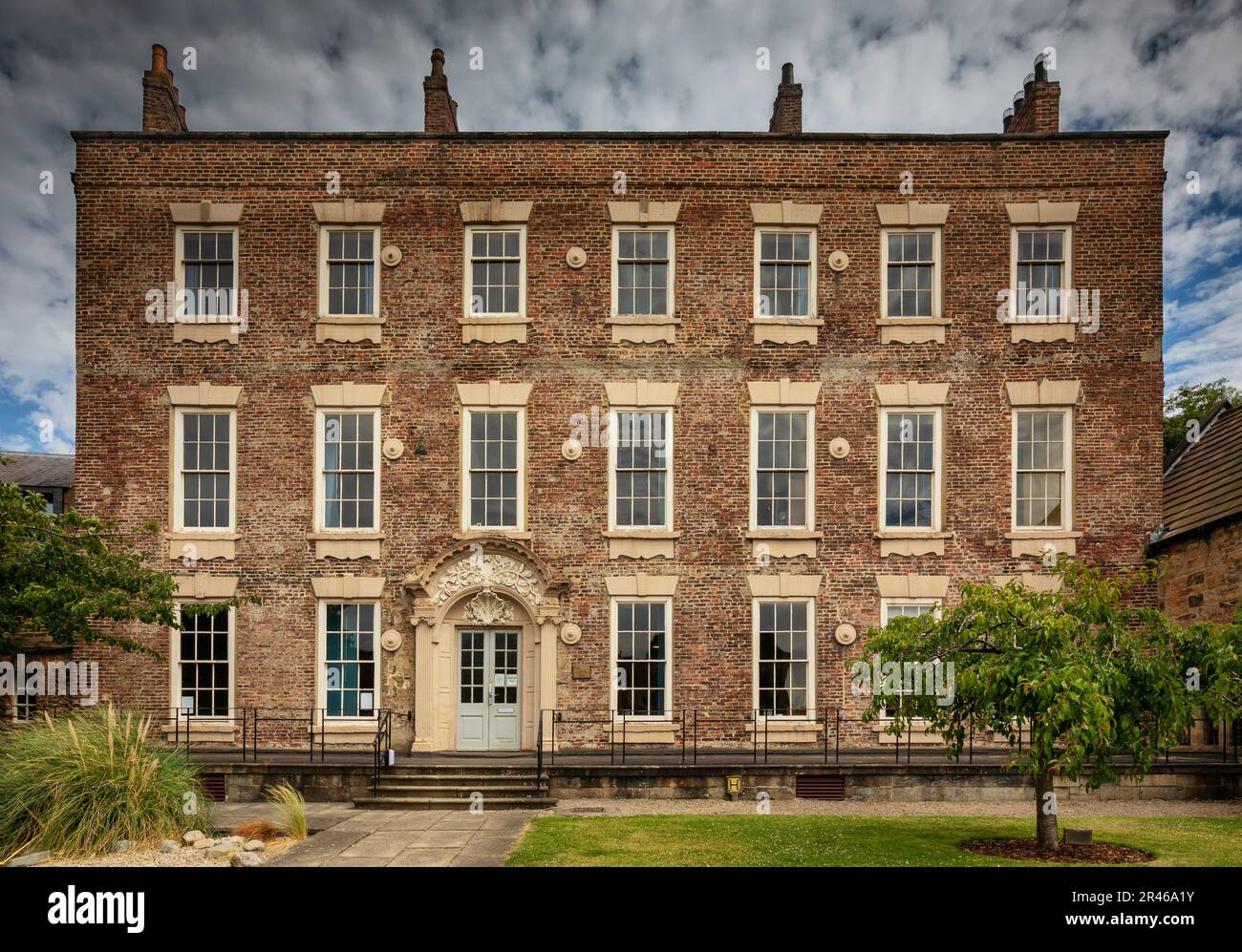 Cosin's Hall, Institute of Advanced Study, Durham University.Georgian edificio, caratterizzato da una facciata semplice e massiccia, file di finestre rettangolari. Foto Stock