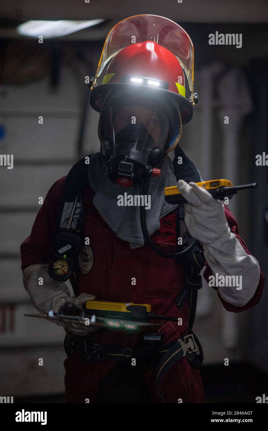 230329-N-OB471-1045 OCEANO ATLANTICO (29 marzo 2023) danni Controlman 2nd Classe Chase Gardner, da Orange County, California, trasmette le informazioni al suo armadietto di riparazione durante un generale trimestri di perforazione a bordo della portaerei di classe Nimitz USS Dwight D. Eisenhower (CVN 69). IKE sta conducendo operazioni di routine nell'Oceano Atlantico. Foto Stock