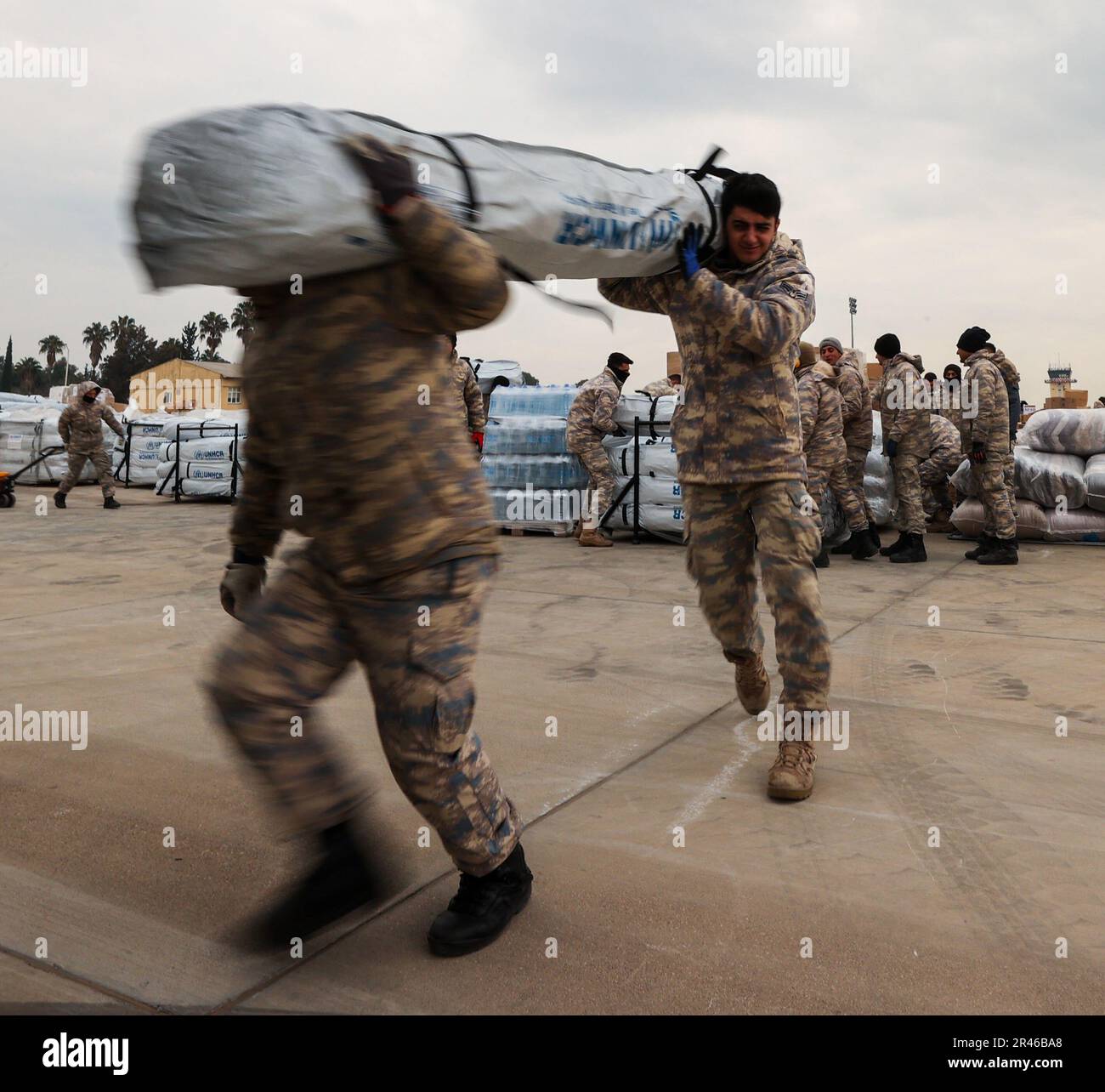 Il personale militare turco carica aiuti umanitari su un elicottero CH-47 Chinook presso la base aerea Incirlik di Türkiye, 20 febbraio 2023. La CABINA 1AD offre una capacità di sollevamento dinamica a supporto diretto dell'USAID e degli sforzi di scarico turchi. La CABINA 1AD è una delle numerose unità militari statunitensi che supportano la Task Force 61/2 (TF 61/2), operante sotto la guida degli Stati Uniti Naval Forces Europe (NAVEUR), USA Sesta flotta e Stati Uniti I Comandanti europei fanno parte degli sforzi internazionali turchi di soccorso in caso di catastrofi. Foto Stock