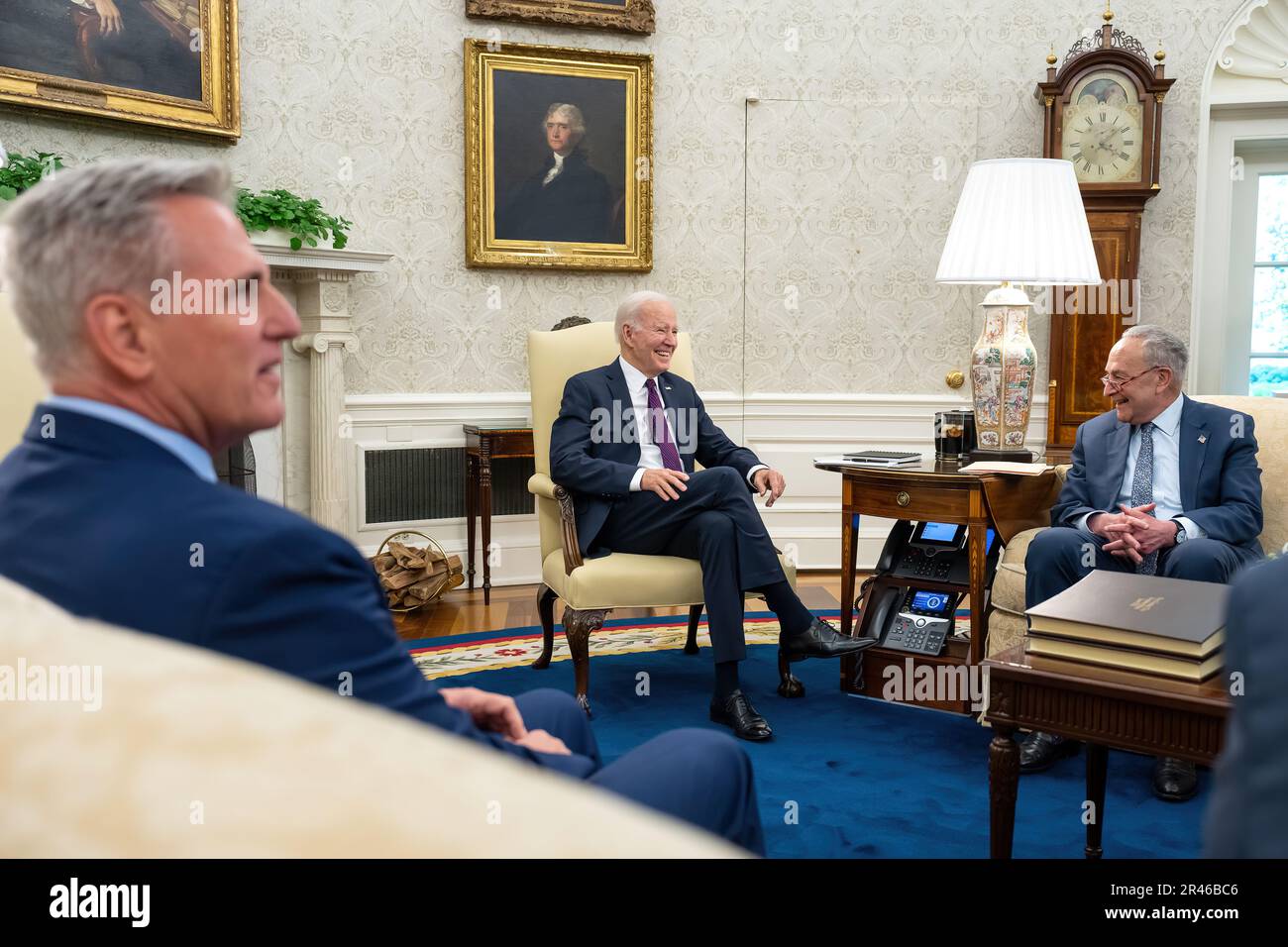 Il presidente Joe Biden incontra il leader della maggioranza del Senato Chuck Schumer (D-NY), il leader della minoranza Mitch McConnell (R-KY), il relatore della Camera Kevin McCarthy (R-CA) e il leader della minoranza della Camera Hakeem Jeffries (D-NY) per discutere il tetto del debito, martedì 9 maggio 2023, presso l'Ufficio ovale della Casa Bianca. (Foto ufficiale della Casa Bianca di Adam Schultz) Foto Stock