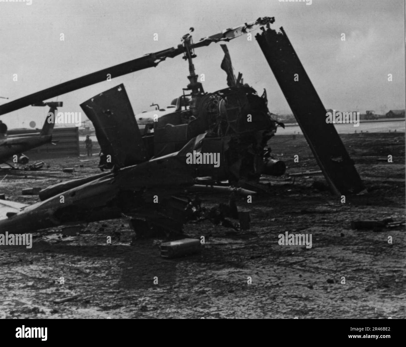 UH-1 colpito dal fuoco mortaio alla base di combattimento di Khe Sanh Foto Stock