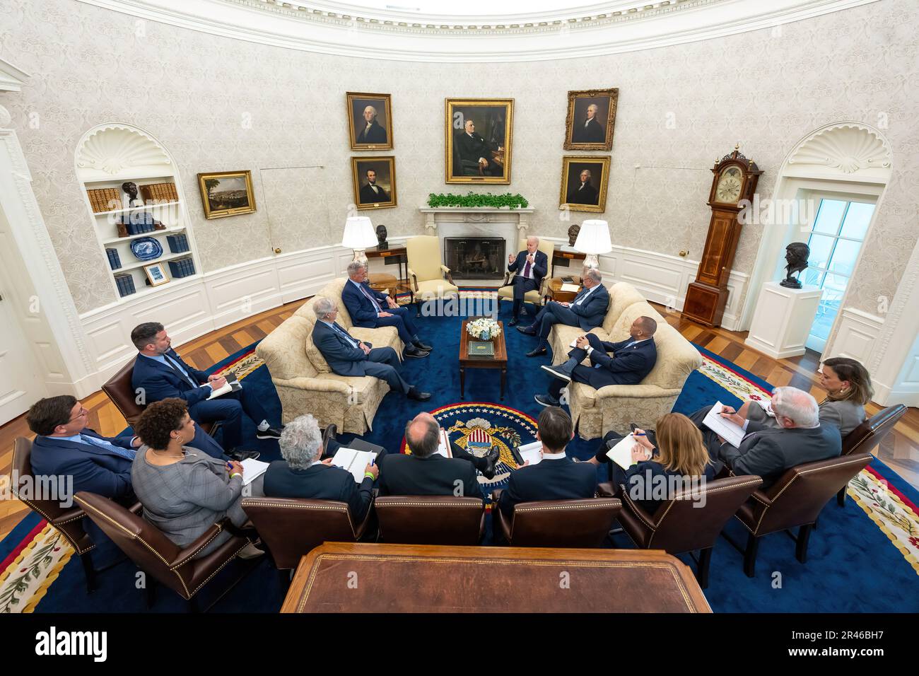 Il presidente Joe Biden incontra il leader della maggioranza del Senato Chuck Schumer (D-NY), il leader della minoranza Mitch McConnell (R-KY), il relatore della Camera Kevin McCarthy (R-CA) e il leader della minoranza della Camera Hakeem Jeffries (D-NY) per discutere il tetto del debito, martedì 9 maggio 2023, presso l'Ufficio ovale della Casa Bianca. (Foto ufficiale della Casa Bianca di Adam Schultz) Foto Stock