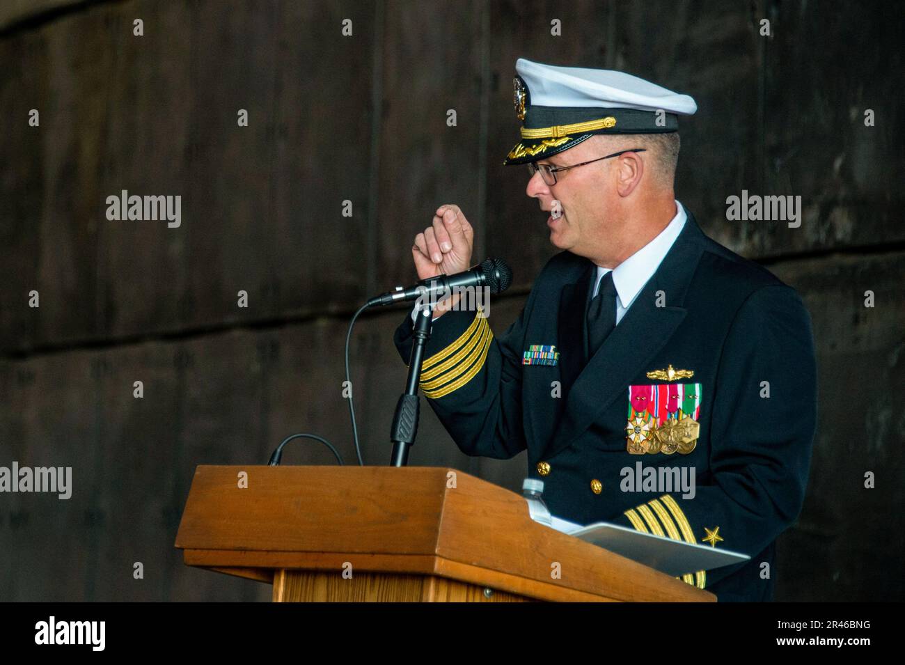 San DIEGO (7 aprile 2023) il Capitano in pensione Benjamin Allbritton si rivolge ai partecipanti durante una cerimonia di cambio di comando nel ponte dei pozzi di USS Harpers Ferry (LSD 49). Harpers Ferry è una nave di sbarco di classe Whidbey Island, che ha sede a San Diego Foto Stock