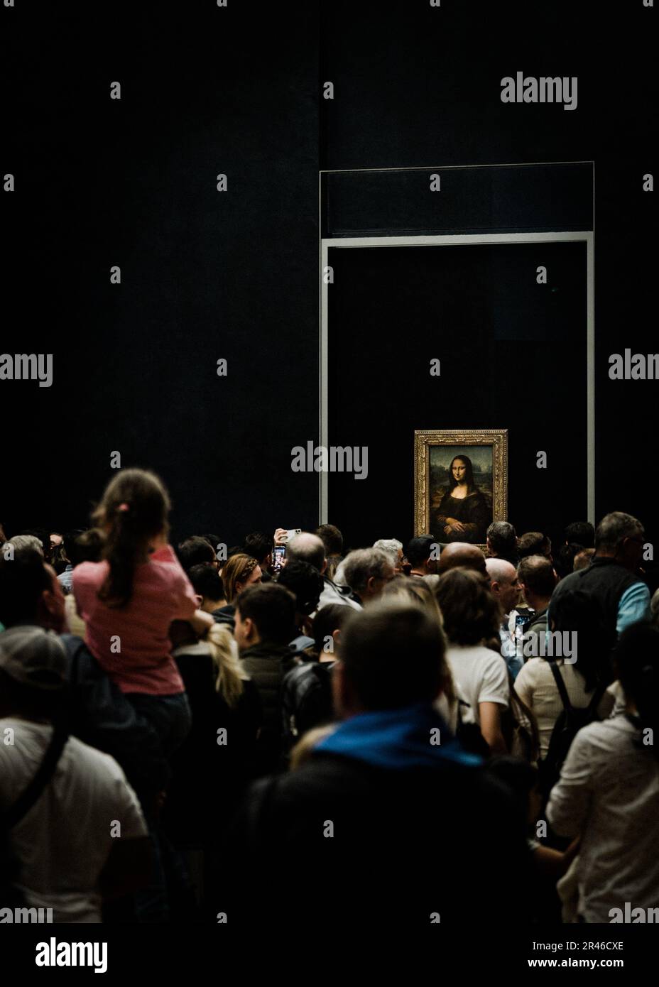 La Monna Lisa nel Museo del Louvre circondata da una folla di persone. Foto Stock