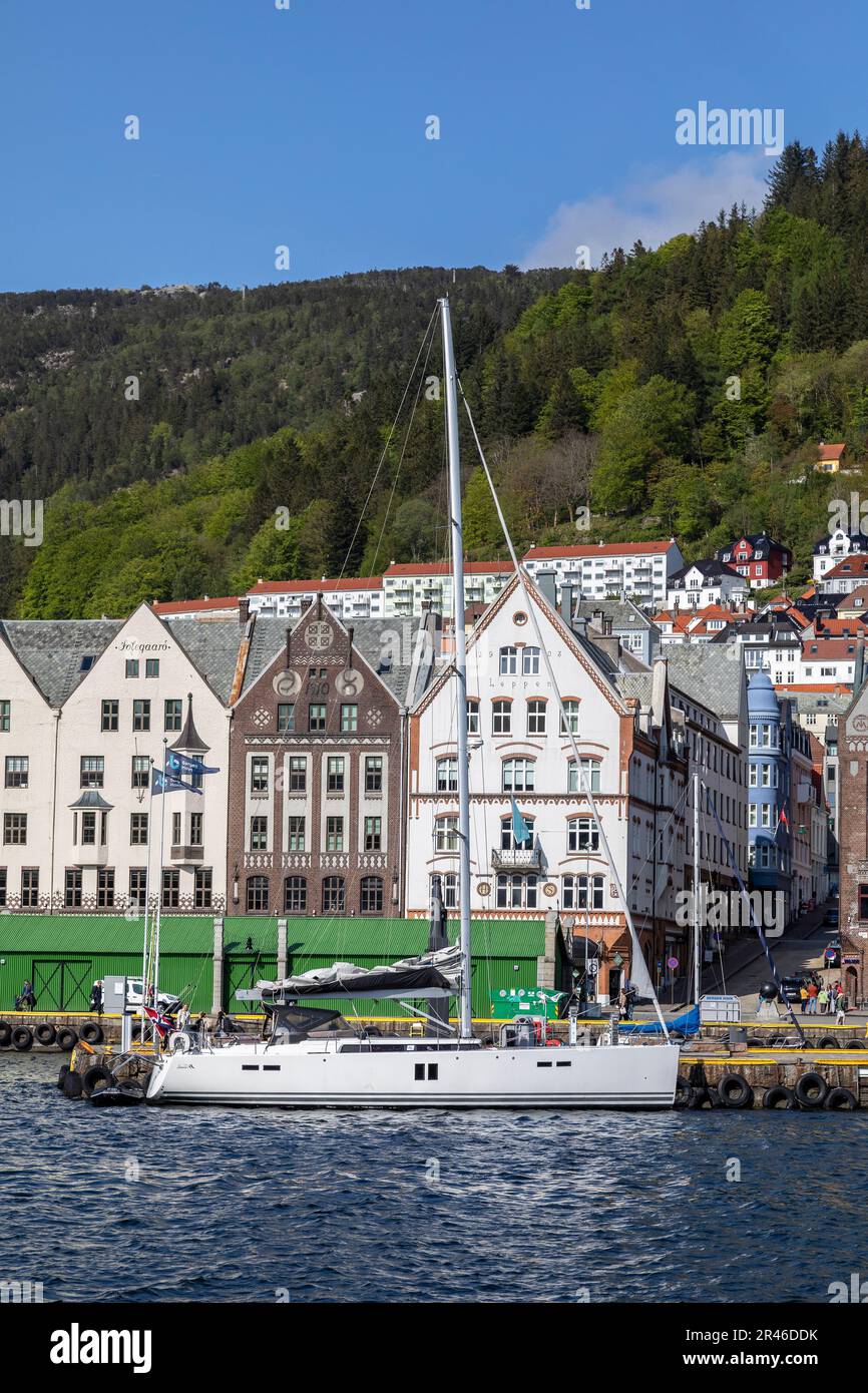 Barca a vela Hanse al molo di Bryggen, nel porto interno di Bergen, Norvegia. Foto Stock