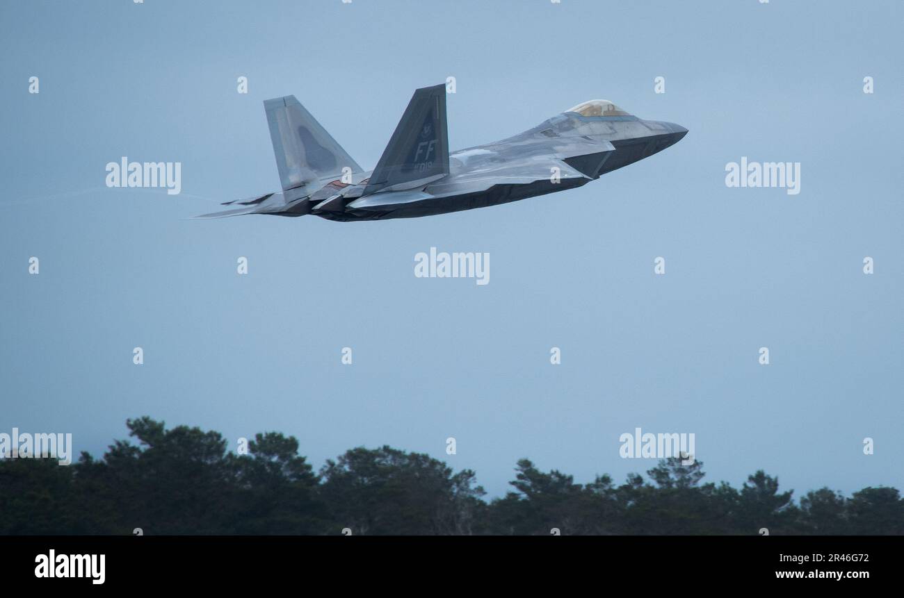 A 325th Fighter Wing F-22A Raptor decollerà per una missione il 24 marzo presso la base dell'aeronautica militare di Eglin, Fl. Il velivolo Raptor del 325th FW si trova a Eglin dal 2018 dopo che l’uragano Michael ha distrutto le strutture della Tyndall AFB. I Raptors partiranno presto da Eglin per la loro nuova casa, Joint base Langley-Eustis, Virginia. Foto Stock
