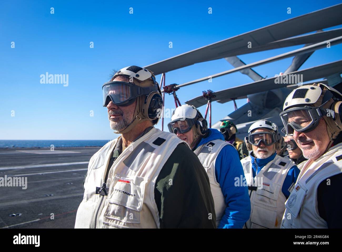 230206-N-EE352-1064 OCEANO PACIFICO (6 febbraio 2023) i visitatori osservano le operazioni di volo sul ponte di volo durante una visita a bordo della portaerei di classe Nimitz USS Carl Vinson (CVN 70). Vinson sta attualmente conducendo operazioni marittime di routine. Foto Stock
