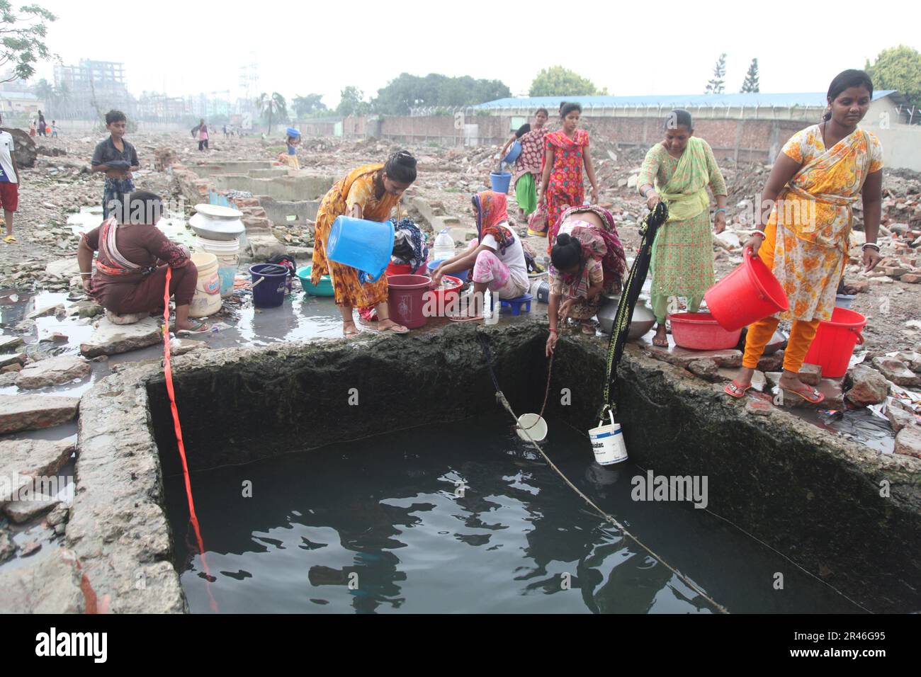 Acqua fresca scarsità,24may2023 dhaka Bangladesh.The residenti di Dhalpur e le aree circostanti della capitale non sono in grado di utilizzare l'acqua per tutti i domest Foto Stock
