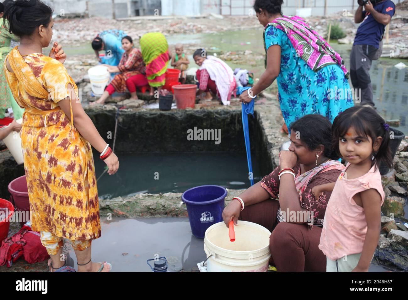 Acqua fresca scarsità,24may2023 dhaka Bangladesh.The residenti di Dhalpur e le aree circostanti della capitale non sono in grado di utilizzare l'acqua per tutti i domest Foto Stock