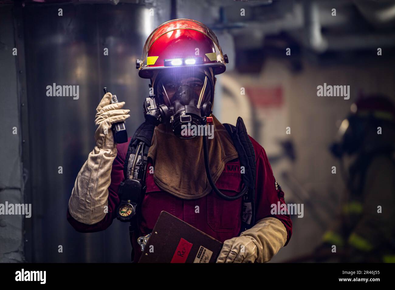 230329-N-EH898-1001 OCEANO ATLANTICO (29 marzo 2023) danni Controlman 3rd Classe Steven Wall, da Chicago, si allena come leader della scena durante un generale trimestri di perforazione a bordo della portaerei di classe Nimitz USS Dwight D. Eisenhower (CVN 69). IKE sta conducendo operazioni di routine nell'Oceano Atlantico. Foto Stock