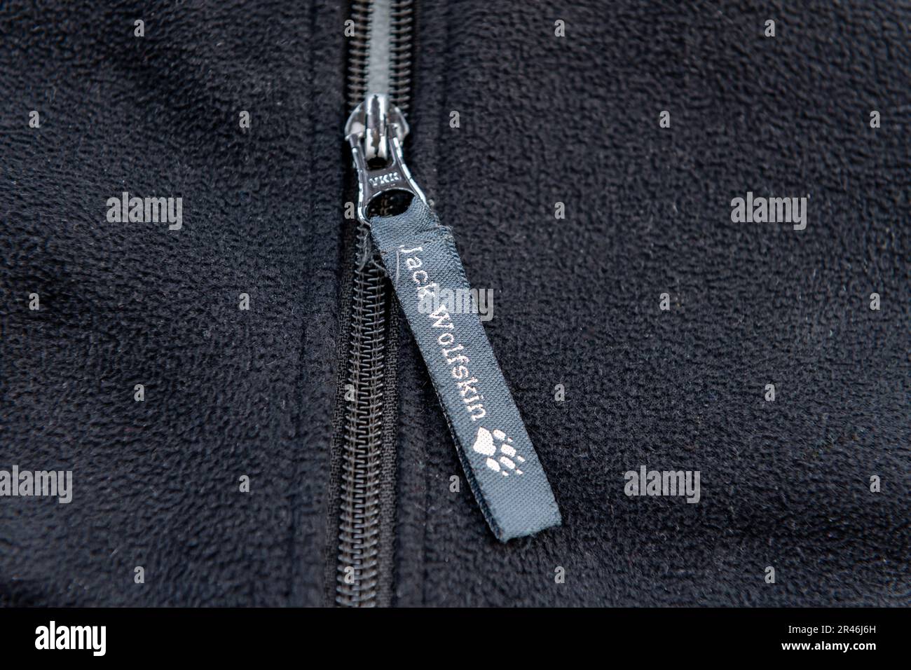 Londra. UK-05.23.2023. L'etichetta con il nome su una giacca del produttore tedesco di abbigliamento e attrezzature per esterni Jack Wolfskin. Foto Stock