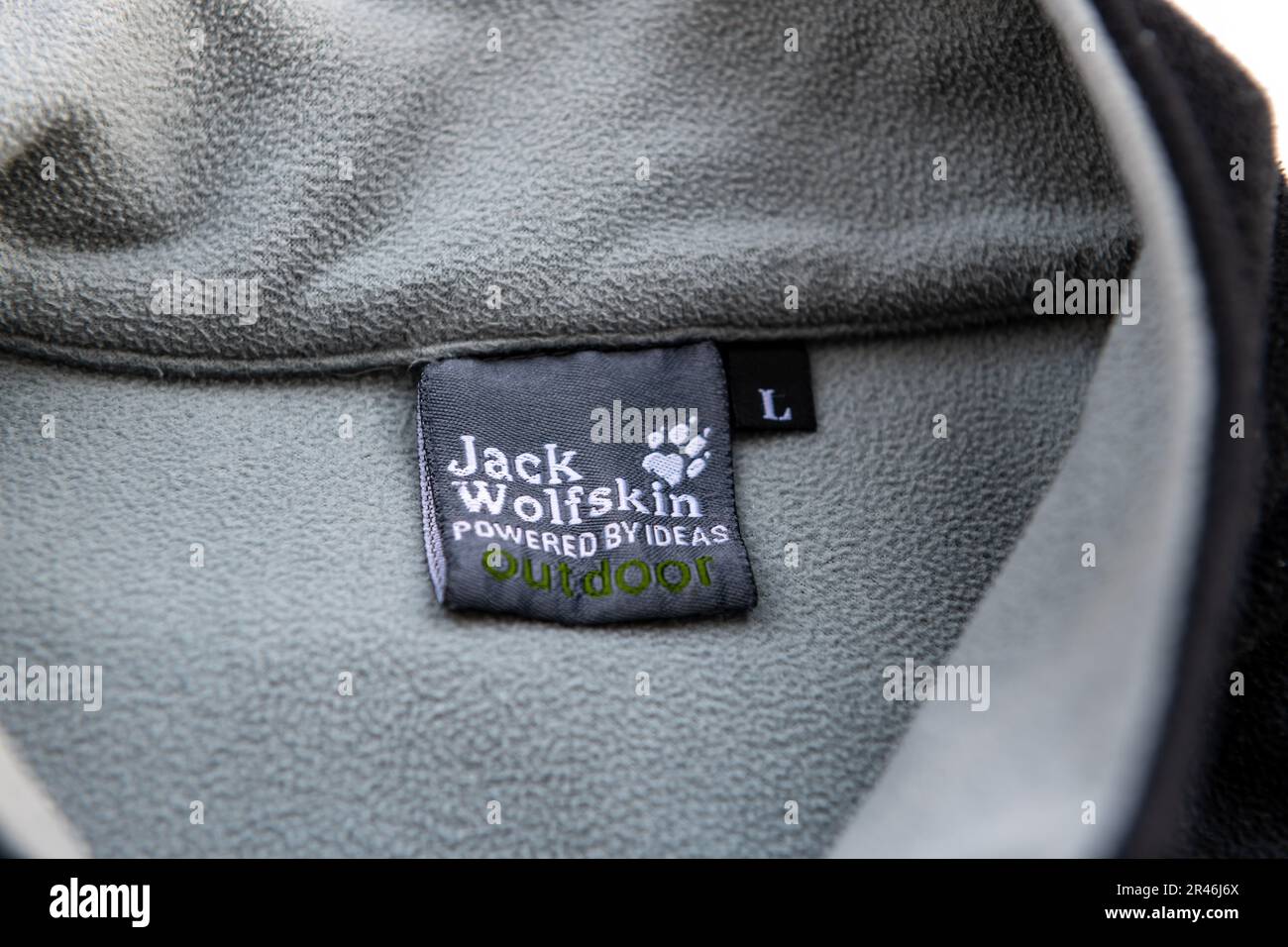 Londra. UK-05.23.2023. L'etichetta con il nome su una giacca del produttore tedesco di abbigliamento e attrezzature per esterni Jack Wolfskin. Foto Stock