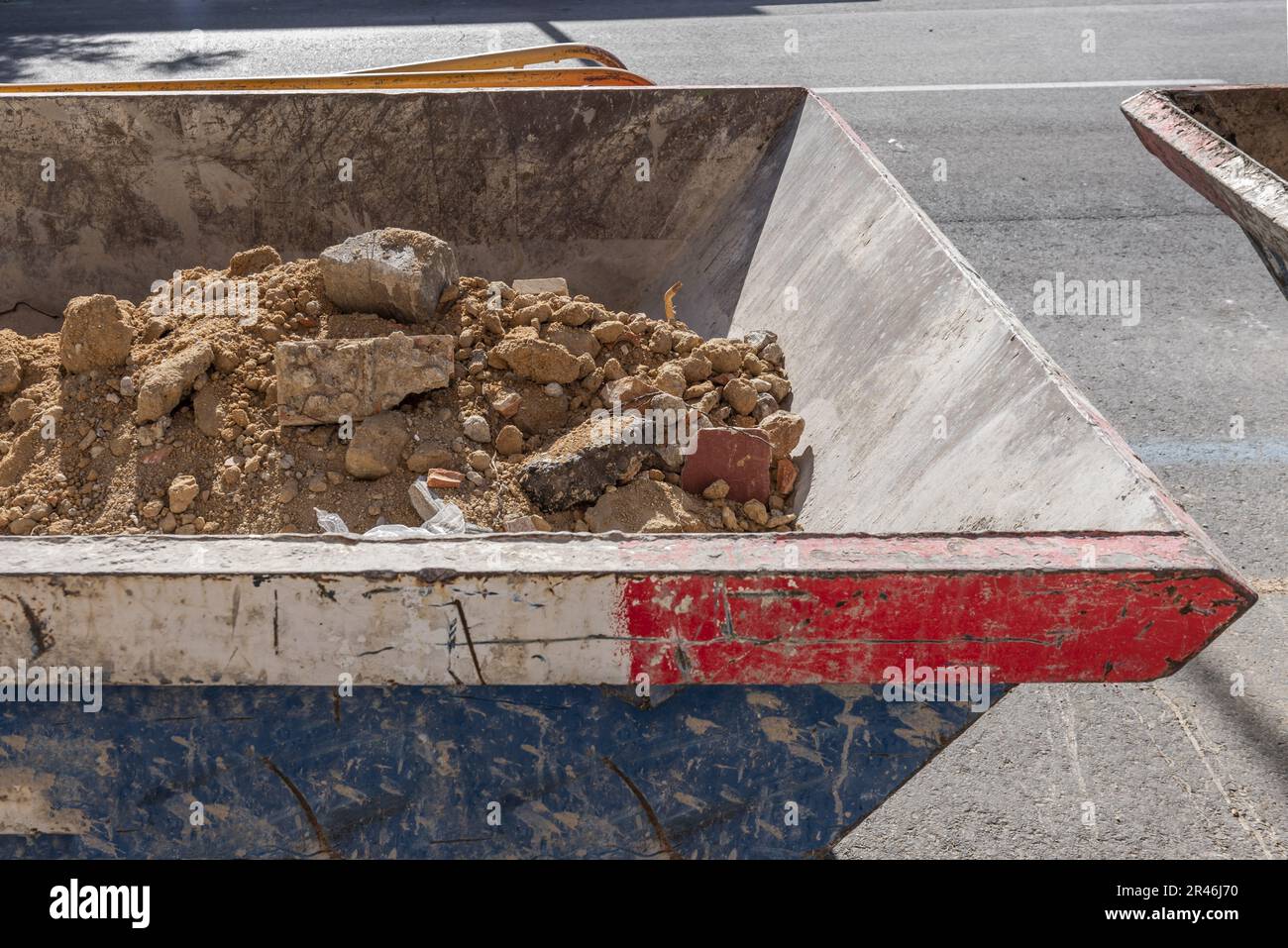 Mezzo contenitore metallico parcheggiato in strada con lavori rimane per il riciclaggio Foto Stock