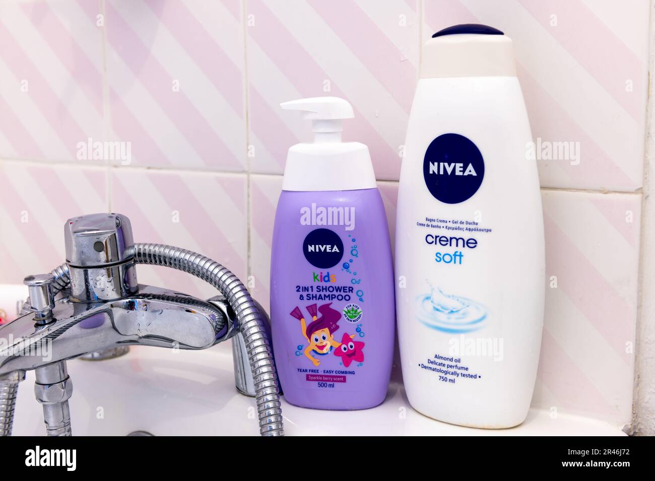 Londra. UK- 05.21.2023. Una bottiglia di gel doccia Nivea Creme Soft e doccia e shampoo Nivea Kids in una vasca da bagno. Foto Stock