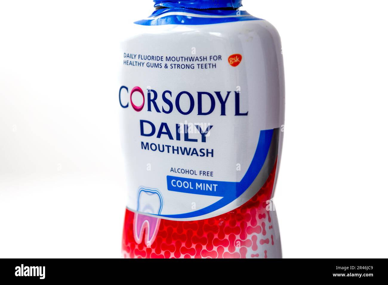 Londra. UK- 05.21.2023. Primo piano di una bottiglia di Corsodyl bocca lavaggio isolato in bianco. Foto Stock