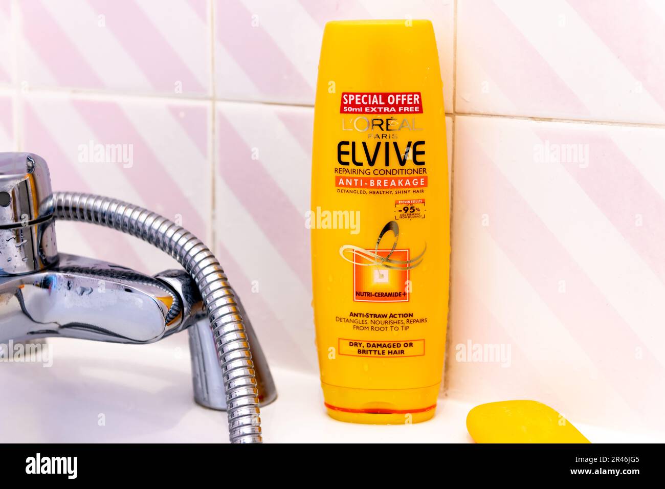 Londra. UK- 05.21.2023. Una bottiglia di shampoo l'Oreal Elvive in vasca da bagno. Foto Stock
