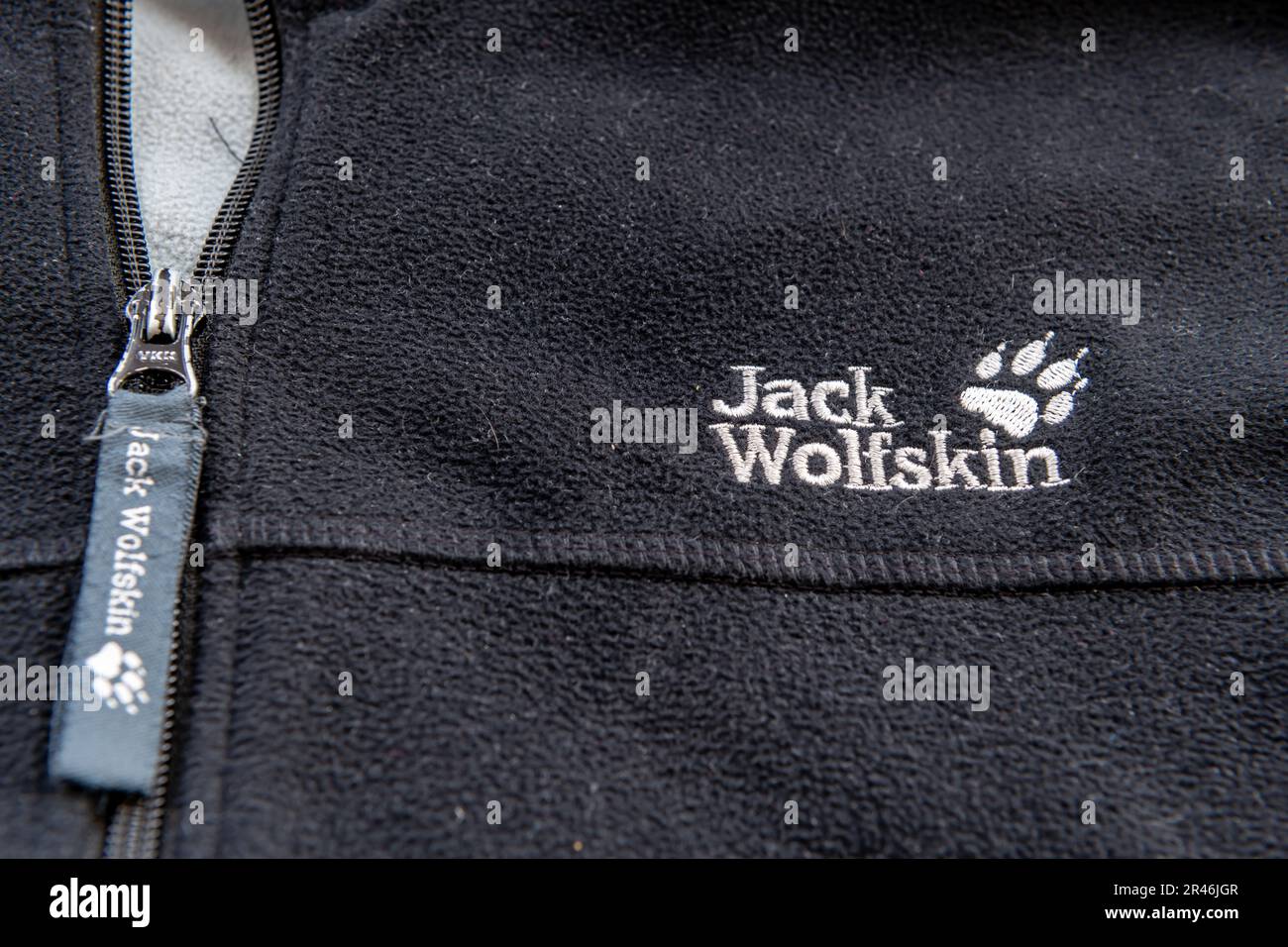 Londra. UK-05.23.2023. L'etichetta con il nome su una giacca del produttore tedesco di abbigliamento e attrezzature per esterni Jack Wolfskin. Foto Stock