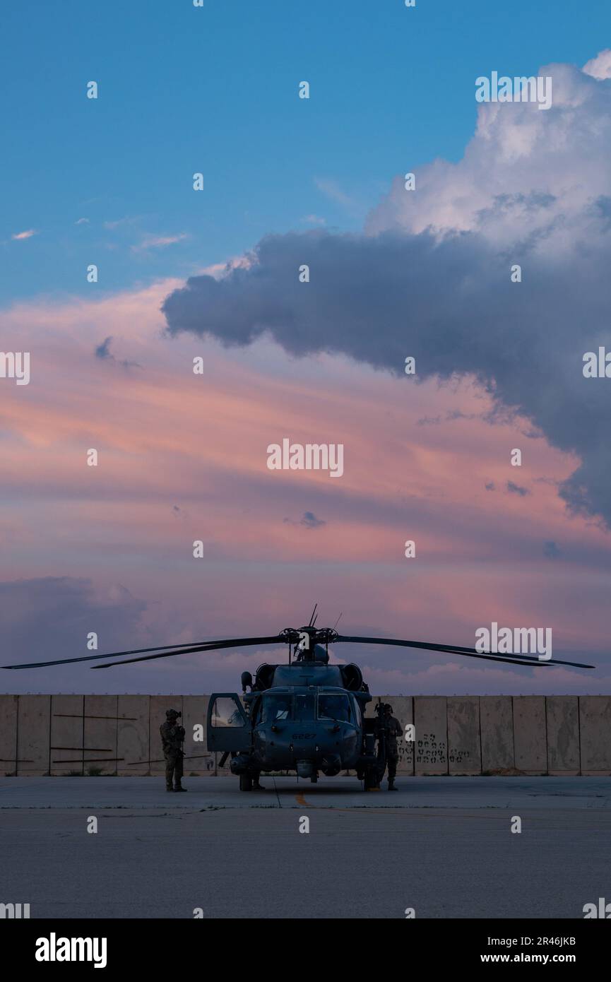 NEGLI STATI UNITI Air Force HH-60 nave Hawk assegnato al 46th Expeditionary Rescue Squadron si prepara a decollare per un'operazione notturna durante una prova di missione a sostegno dell'esercizio Agile Spartan negli Stati Uniti Area di responsabilità del comando centrale, 21 marzo 2023. Esercizio Agile Spartan è un esercizio di formazione congiunto che migliora le partnership internazionali e la sicurezza regionale nell'USCENTCOM AOR. Foto Stock