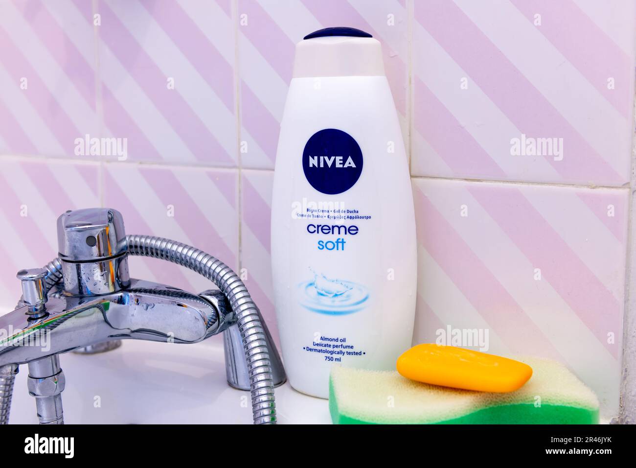 Londra. UK- 05.21.2023. Una bottiglia di gel doccia Nivea Creme Soft nella vasca da bagno. Foto Stock
