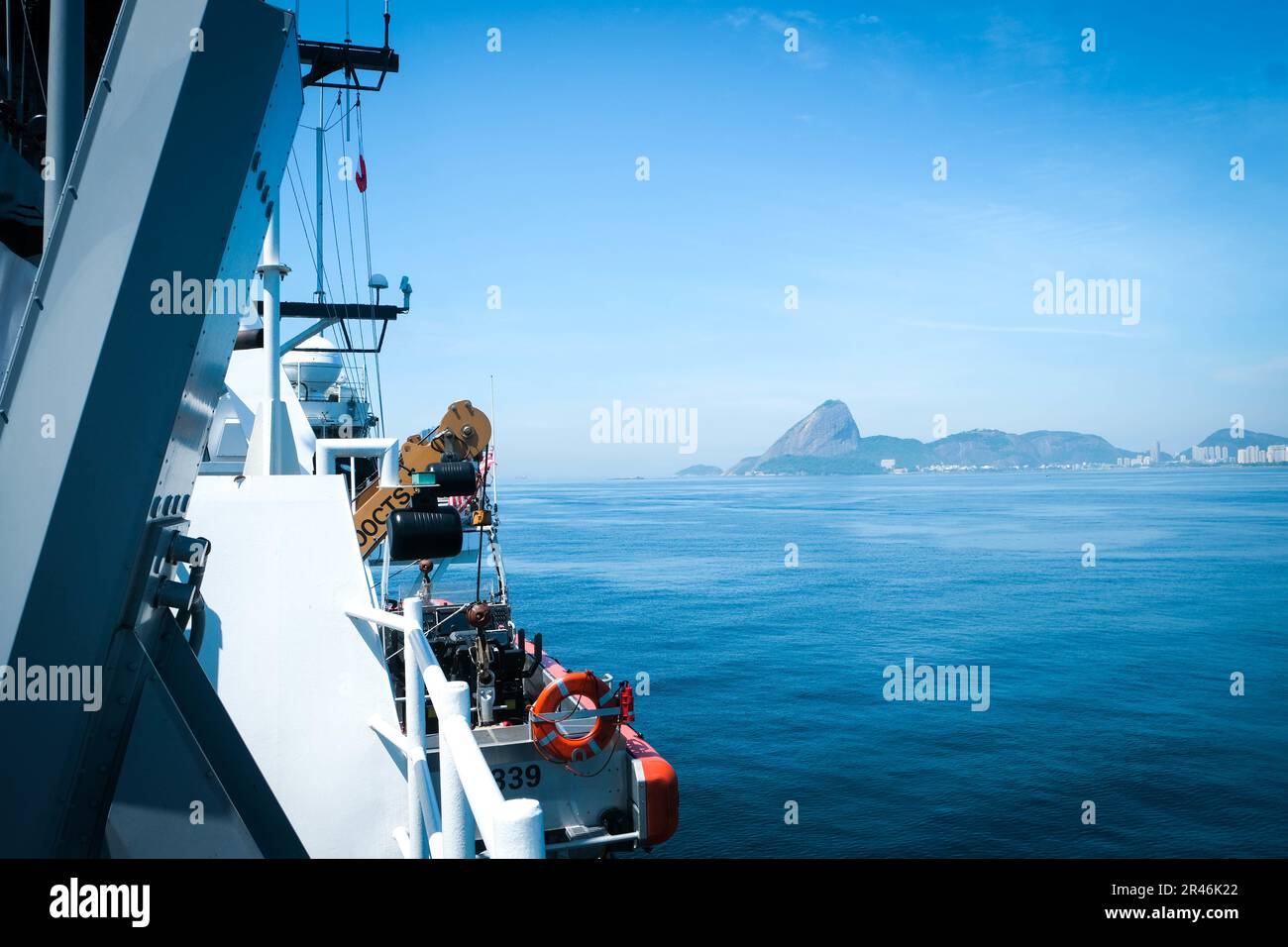 USCGC Stone (WMSL 758) parte da Rio de Janeiro, 10 marzo 2023. Stone è su un dispiegamento programmato di più missioni nell'Oceano Atlantico meridionale per contrastare le attività marittime illecite e rafforzare le relazioni per la sovranità marittima in tutta la regione. Foto Stock