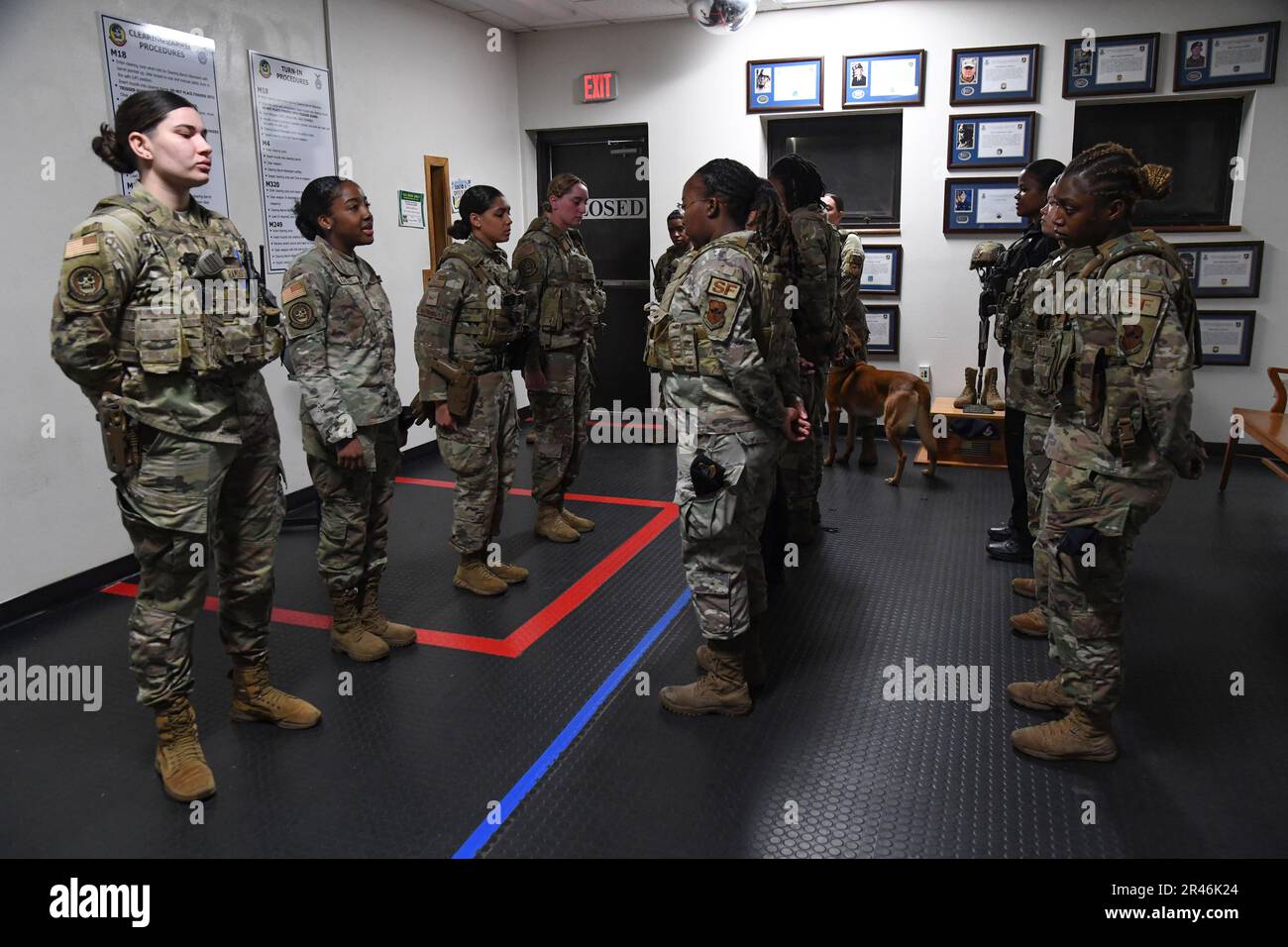 I membri dello Squadrone delle forze di sicurezza del 81st partecipano a un supporto della Guardia di volo femminile per ricevere informazioni sulla sicurezza di veicoli, terra e armi all'interno dell'edificio 81st SFS della base dell'aeronautica di Keesler, Mississippi, 30 marzo 2023. La giornata di lavoro all-Female Flight è stata riunita in riconoscimento del National Women's History Month, che si svolge fino a marzo. Foto Stock