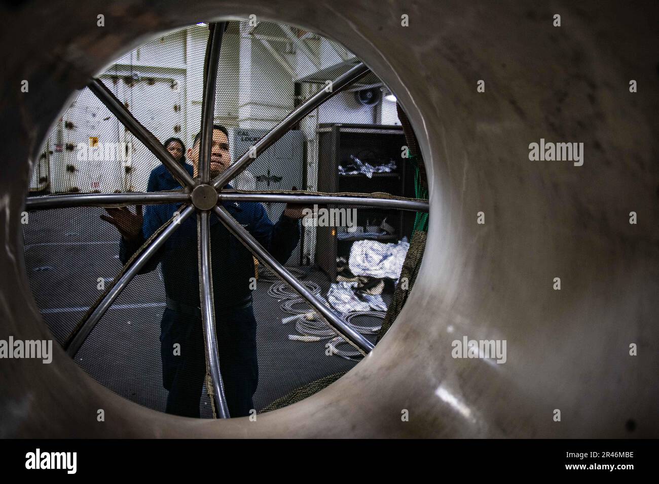 230329-N-MD713-1017 OCEANO ATLANTICO (29 marzo 2023) Aviation Machinist's Mate 2nd Class John Ojeda, di Merizo, Guam, installa una copertura della campana di aspirazione su un motore a reazione nel reparto di manutenzione intermedia dell'aeromobile a bordo della portaerei di classe Nimitz USS Dwight D. Eisenhower (CVN 69). IKE sta conducendo operazioni di routine nell'Oceano Atlantico. Foto Stock