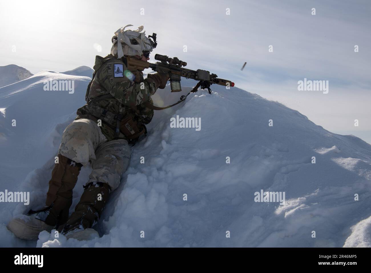 NEGLI STATI UNITI L'uomo di fanteria militare con Bayonet Company, 1st battaglione, 5th reggimento di fanteria, 1st squadra di combattimento Brigade, 11th divisione di fanteria, si aggancia agli avversari mentre agisce come forze di opposizione durante il Joint Pacific Multinational Readiness Center-Alaska 23-02 presso Yukon Training Area, Alaska, 3 aprile 2023. JPMRC-AK 23-02 è una dimostrazione della capacità della 11th Airborne Division di sopravvivere e prosperare nell’Artico, e della capacità dei suoi soldati di combattere e vincere le guerre della nostra nazione ovunque. Foto Stock