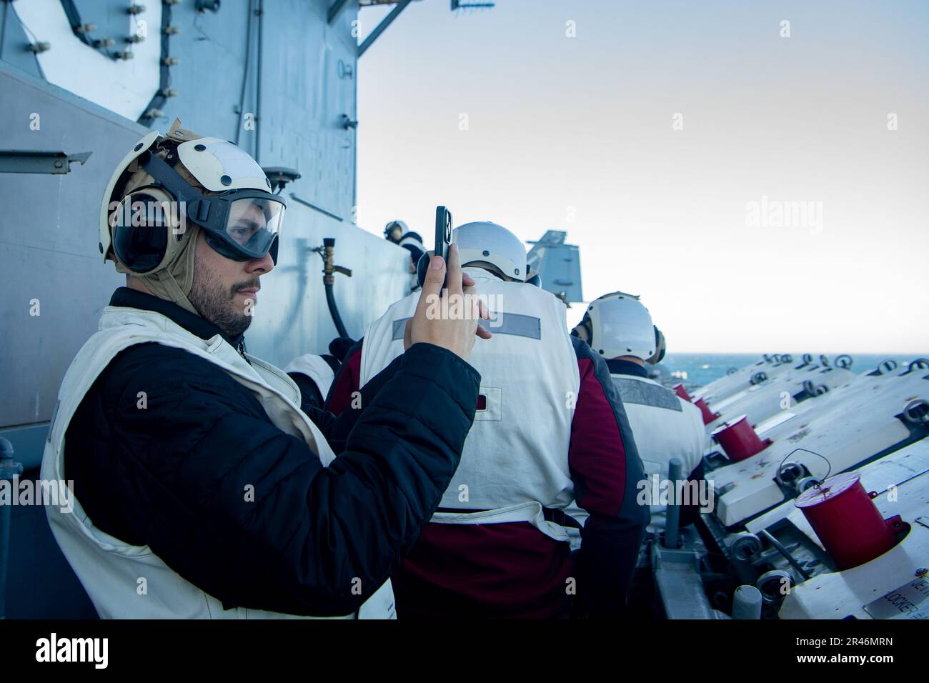 230206-N-EE352-1060 OCEANO PACIFICO (6 febbraio 2023) Un visitatore scatta una foto da una passerella durante una visita a bordo della portaerei di classe Nimitz USS Carl Vinson (CVN 70). Vinson sta attualmente conducendo operazioni marittime di routine. Foto Stock
