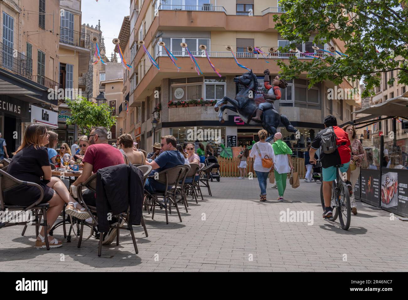 Manacor, Spagna; maggio 06 2023: Manacor Encantat festa urbana con grandi sculture nella strada di personaggi da racconti popolari o Rondalles. Manacor, Foto Stock