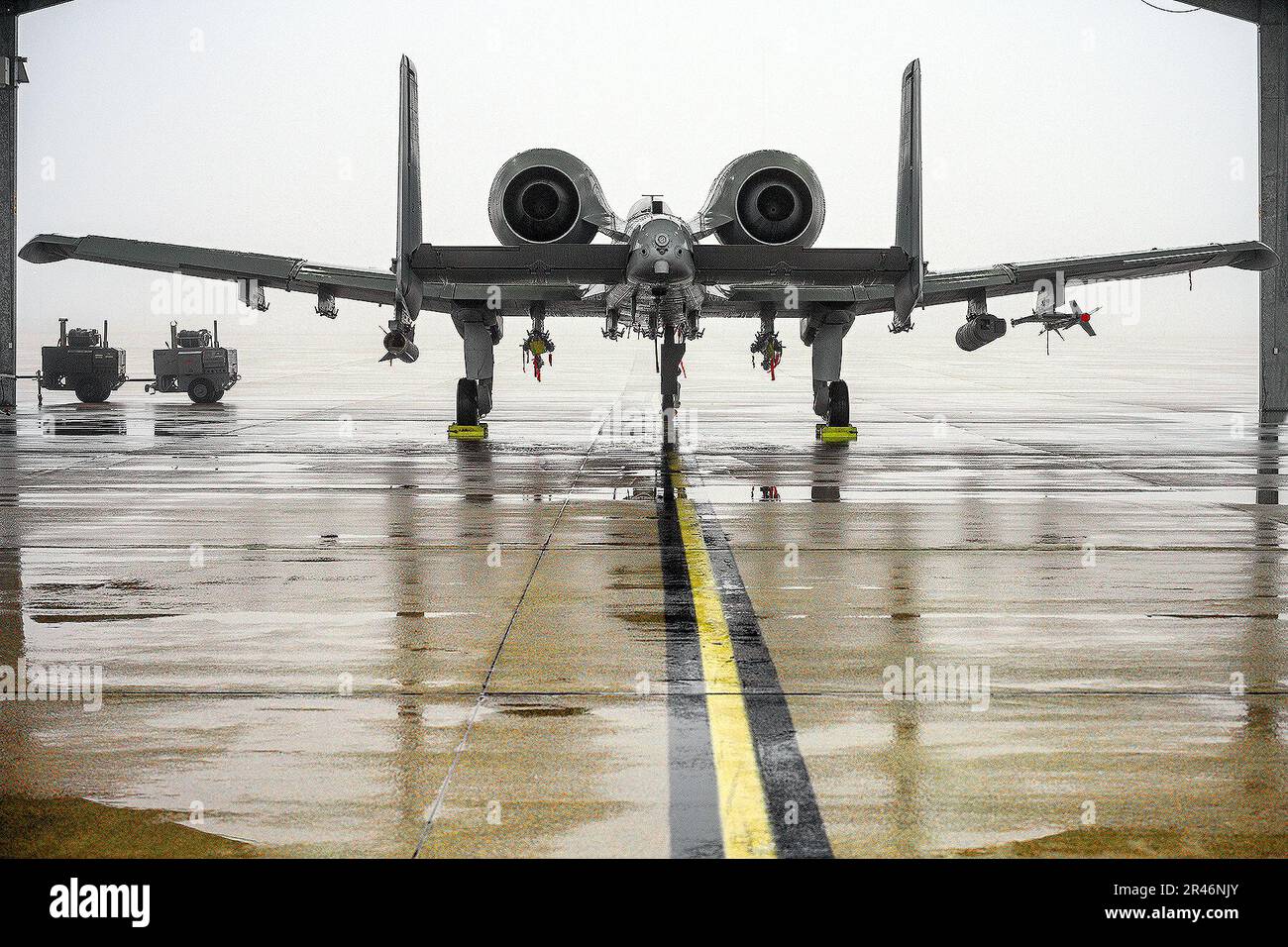 Un A-10 Thunderbolt II dello Squadrone dei combattenti 107th, Selfridge Air National Guard base, Michigan, è pronto sul campo d'aviazione mentre una fitta nebbia si innalza il 4 gennaio 2023. Foto Stock