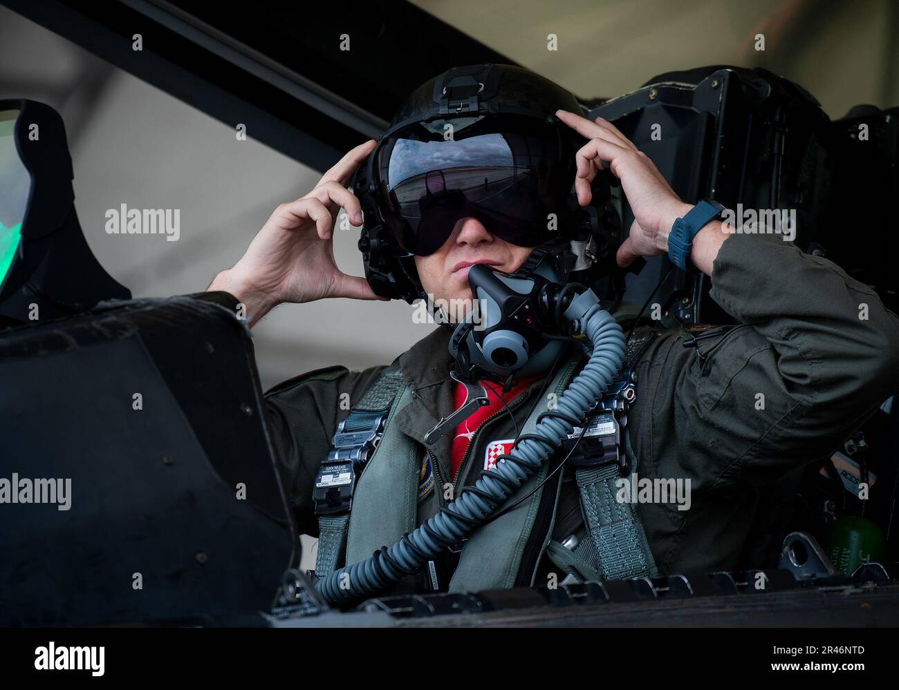Il maggiore Brett Gedman, 301st Fighter Squadron, abbassa la visiera del casco prima di una missione F-22A Raptor il 24 marzo presso la base dell'aeronautica militare di Eglin, la Il velivolo Raptor di 325th Fighter Wing è stato a Eglin dal 2018 dopo che l’uragano Michael ha distrutto le strutture di Tyndall AFB. I Raptors partiranno presto da Eglin per la loro nuova casa, Joint base Langley-Eustis, Virginia. Foto Stock
