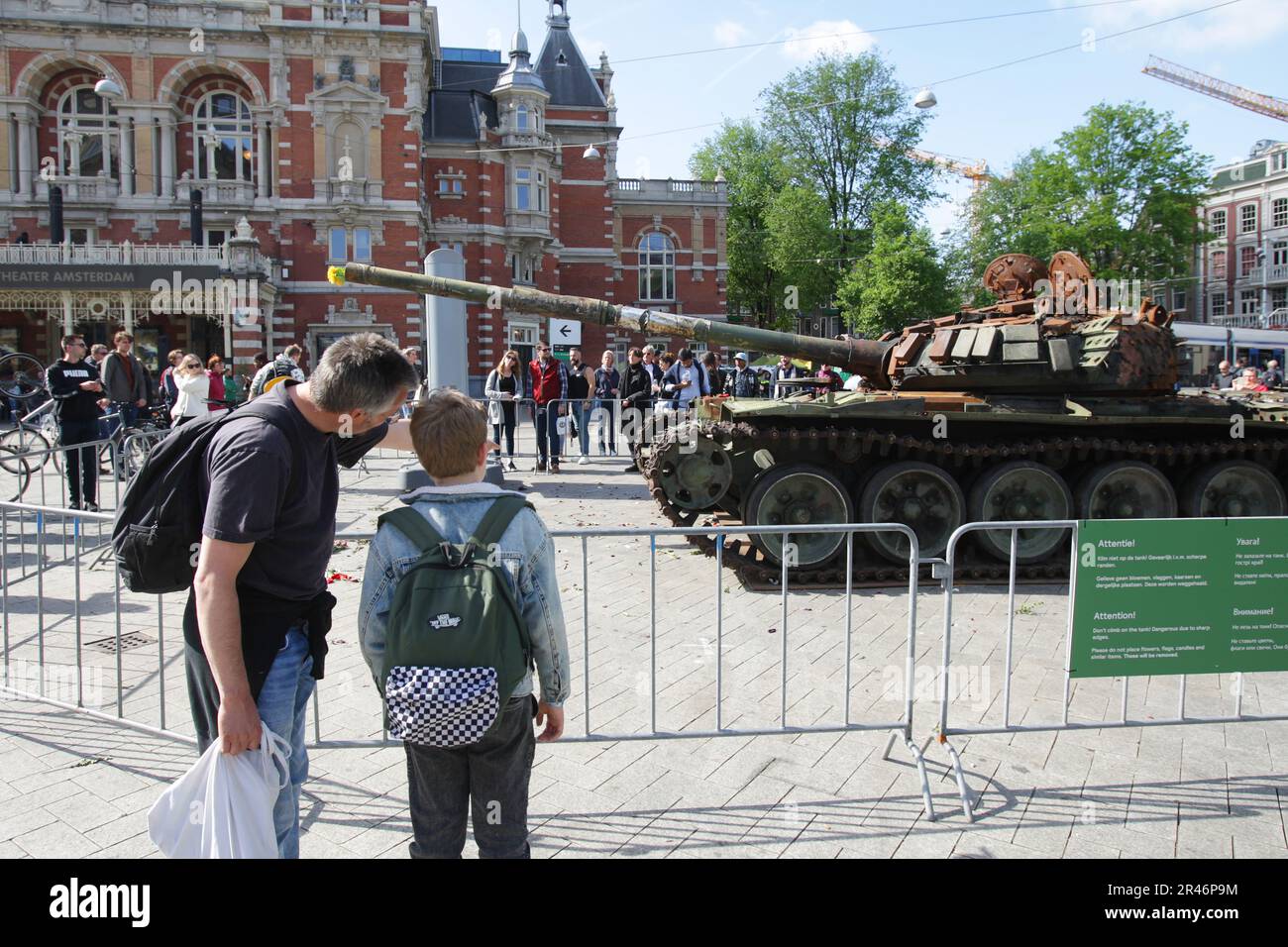 I membri del pubblico osservano un carro armato russo T-72B distrutto, parte del Forum sulla cultura europea 2023 alla Leidseplein il 25 maggio 2023 ad Amsterdam Foto Stock