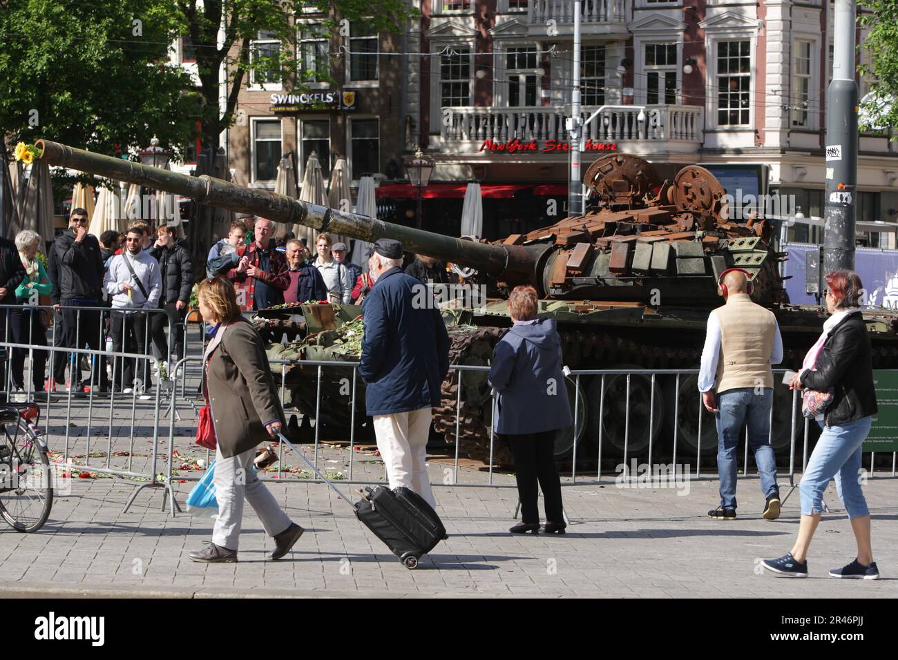 I membri del pubblico osservano un carro armato russo T-72B distrutto, parte del Forum sulla cultura europea 2023 alla Leidseplein il 25 maggio 2023 ad Amsterdam Foto Stock