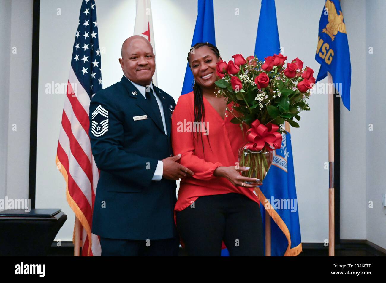 STATI UNITI Kevn Montgomery, sovrintendente del 129th Mission Support Group, presenta alla moglie Danielle un bouquet di rose durante la cerimonia di pensionamento, ringraziandola per il suo sostegno durante la sua carriera, al Delta Hotel di Santa Clara, California, 1 aprile 2023. Alla cerimonia hanno partecipato anche i due figli di Montgomery, le tre sorelle, il fratello e altri familiari e gli amici. Foto Stock