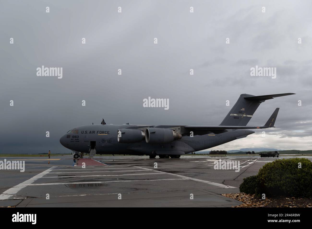 NEGLI STATI UNITI Air Force C-17 Globemaster III parchi in un luogo commemorativo punto di riferimento alla base dell'aeronautica militare di Travis, California, 29 marzo 2023. Il C-17 ha fatto parte di un 50th° anniversario di volo commemorativo dell'operazione Homecoming, che ha ripercorso la missione originale. Operazione Homecoming ha restituito 591 prigionieri di guerra americani dal Vietnam nel 1973. Foto Stock