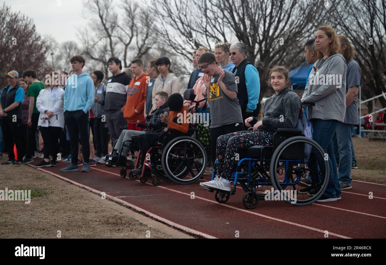 Vance Air Force base, ottobre Ospita l'area 6 Special Olympics 22 marzo 2023. Quest'anno circa 60 atleti hanno gareggiato nel cruscotto di 100 metri, nel lancio di javelin, nel salto alto, nel tiro a segno e in molti altri eventi. Foto Stock