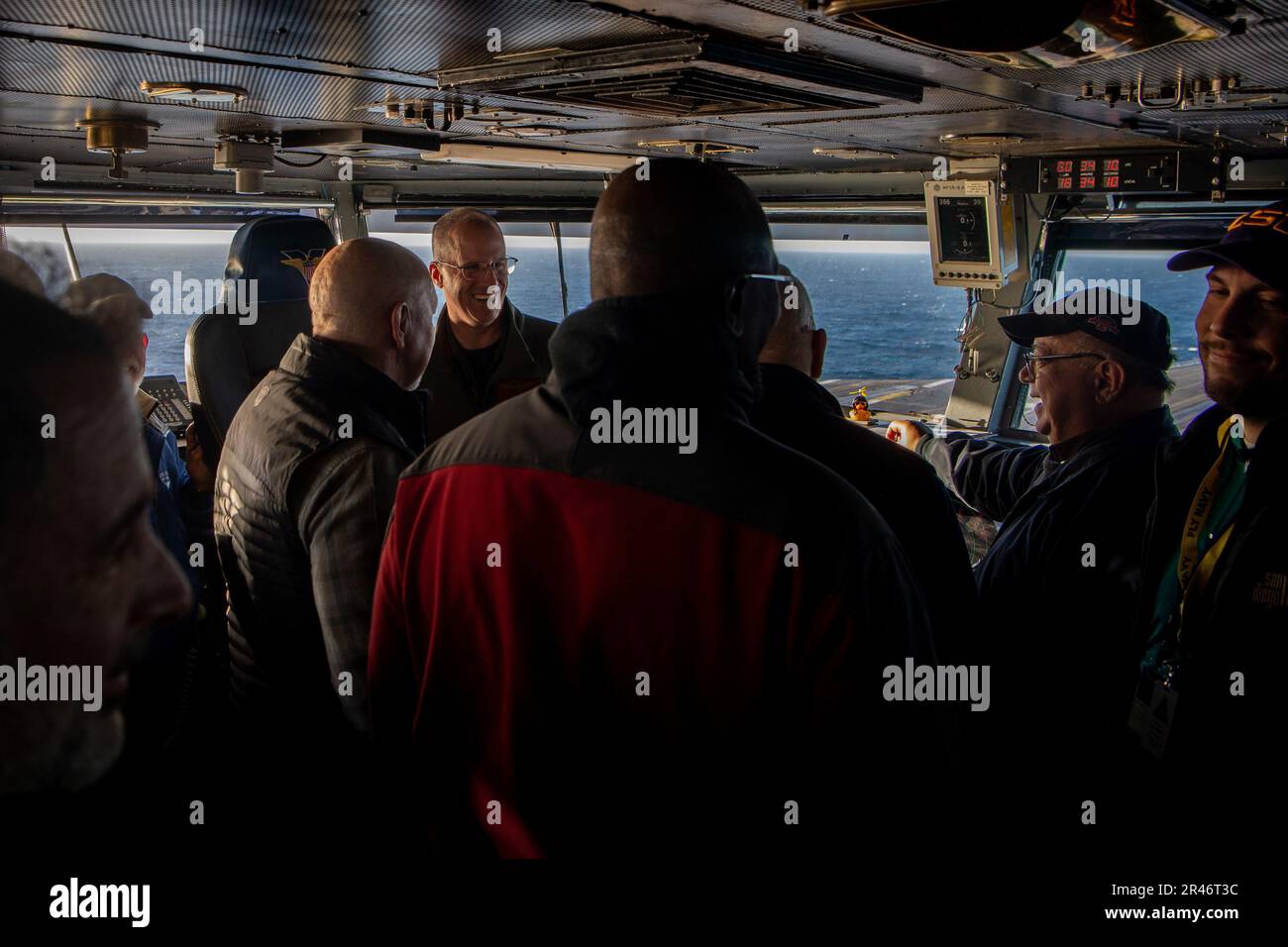 230206-N-EE352-1255 OCEANO PACIFICO (6 febbraio 2023) il capitano P. Scott Miller, ufficiale comandante della portaerei di classe Nimitz USS Carl Vinson (CVN 70), accoglie i visitatori all'interno del ponte durante una visita a bordo della portaerei di classe Nimitz USS Carl Vinson (CVN 70). Vinson sta attualmente conducendo operazioni marittime di routine. Foto Stock