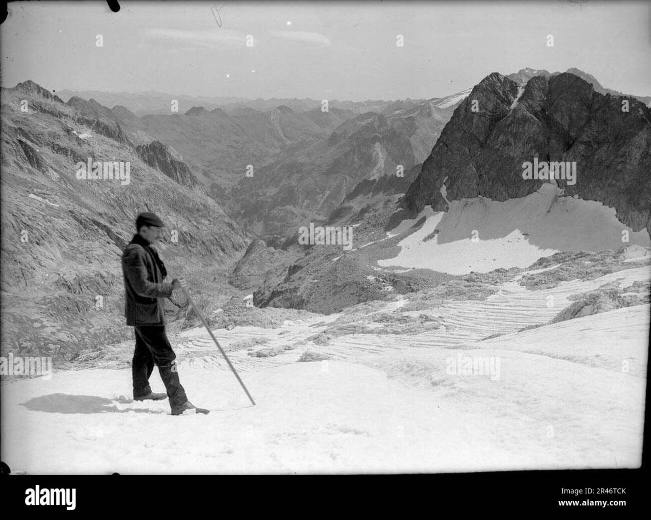 Un home en una congesta de neu i darrere vista de la ribera de Remuñe Foto Stock