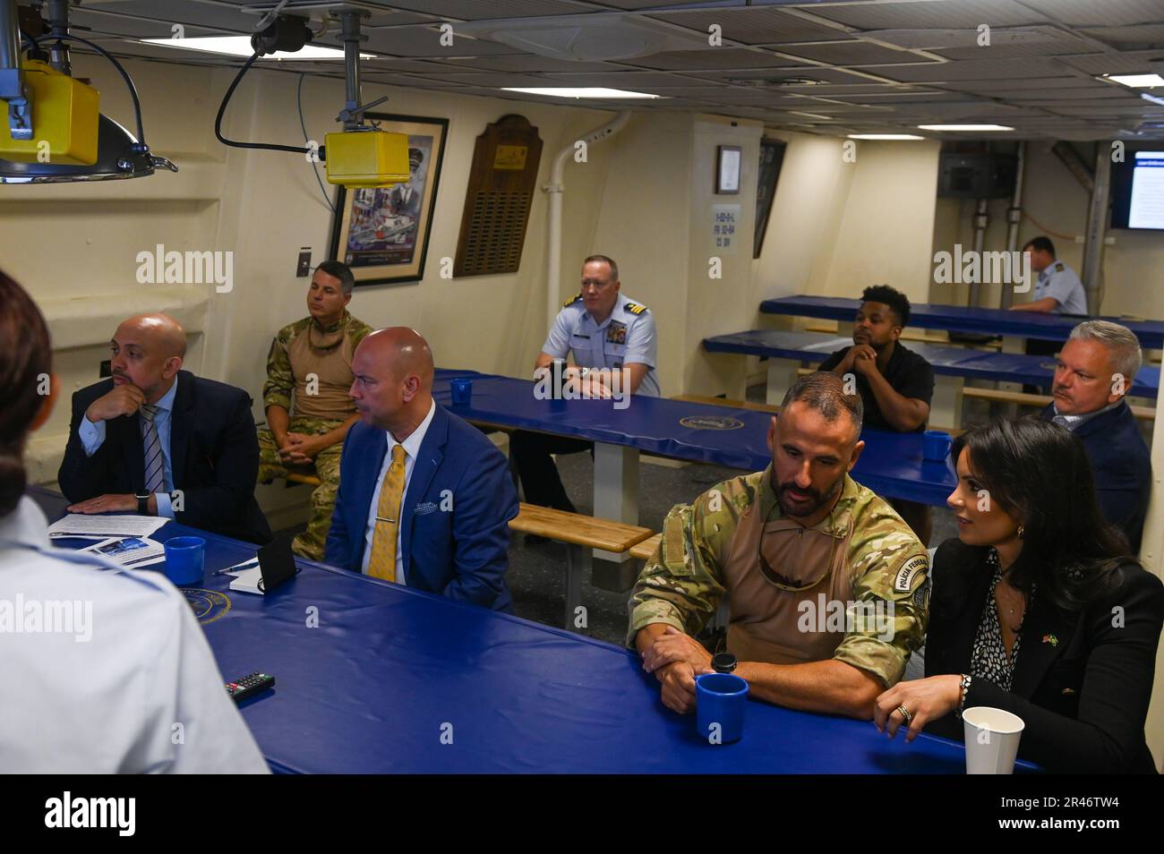 I membri dell'equipaggio USCGC Stone (WMSL 758) discutono le politiche e le procedure di applicazione della legge della Guardia Costiera con i funzionari brasiliani e gli Stati Uniti Personale dell'Ambasciata a bordo della pietra a Rio de Janeiro, 9 marzo 2023. Stone è su un dispiegamento programmato di più missioni nell'Oceano Atlantico meridionale per contrastare le attività marittime illecite e rafforzare le relazioni per la sovranità marittima in tutta la regione. Foto Stock