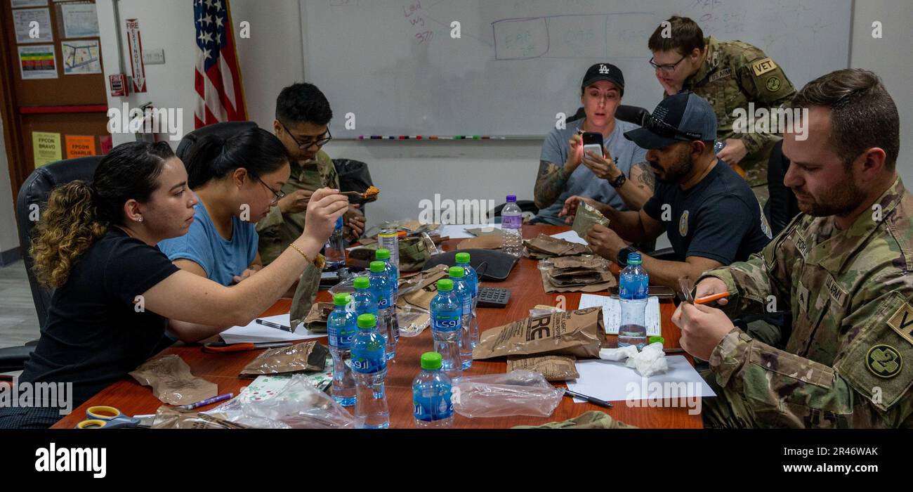 STATI UNITI Air Force Airmen del 386th Expeditionary Medical Squadron team di ispezione alimentare e Stati Uniti Soldati dell'esercito del 109th° distacco medico Veteran Support Squadron test Meals pronti a mangiare per la qualità e la freschezza presso Ali al Salem Air base, Kuwait, 5 aprile 2023. Gli airman del volo operazionale di preparazione medica ispezionano gli MREs in due anni, assicurandosi che AASAB, al Jabar e Cargo City siano sicuri e pronti a consumare gli alimenti sostenendo le missioni in tutti gli Stati Uniti Area di responsabilità del comando centrale. Foto Stock