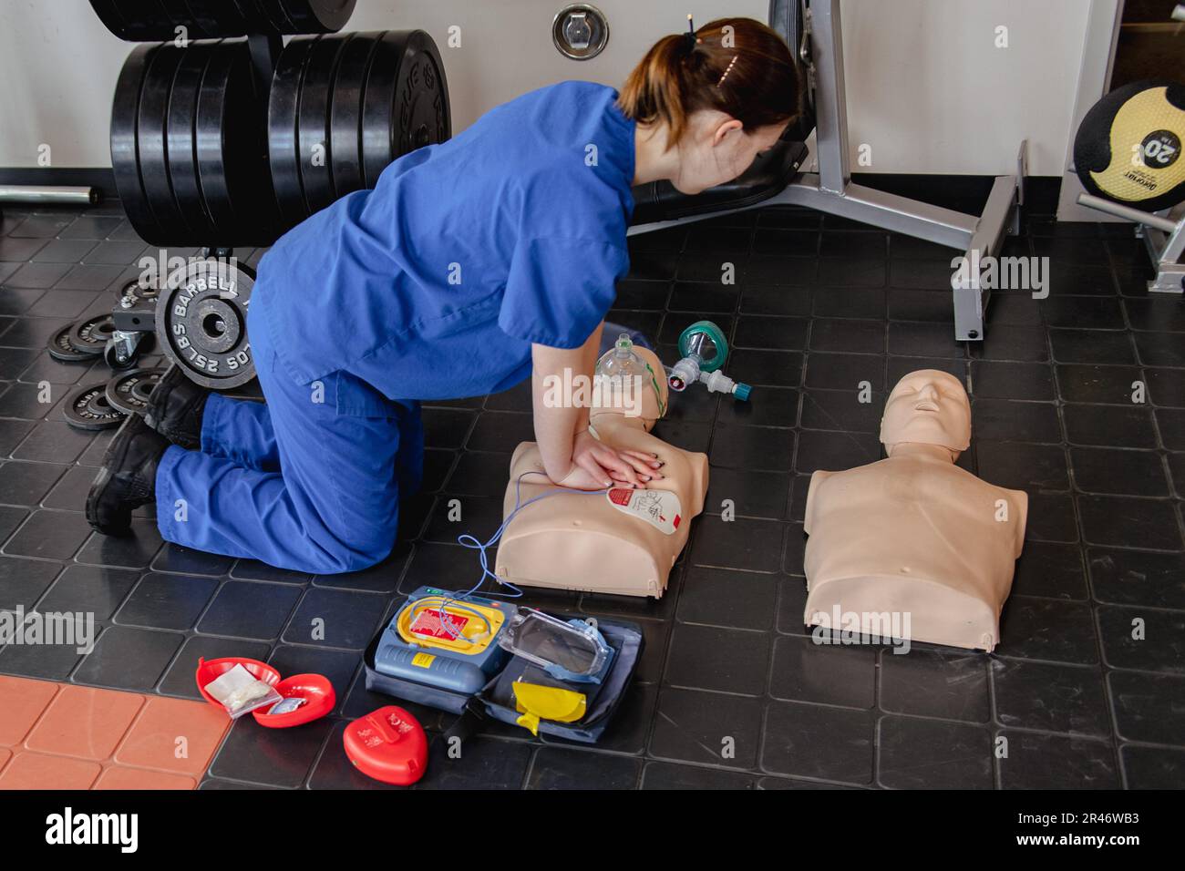 Uno studente SkillsUSA dimostra le procedure di rianimazione cardiopolmonare durante una dimostrazione di abilità presso il Vermont Air National Guard Fire Department, South Burlington, Vt., 6 aprile 2023. SkillsUSA è un'organizzazione nazionale che si concentra sulla formazione degli studenti delle scuole superiori per le carriere in mestieri qualificati, tra cui la lotta antincendio. Foto Stock
