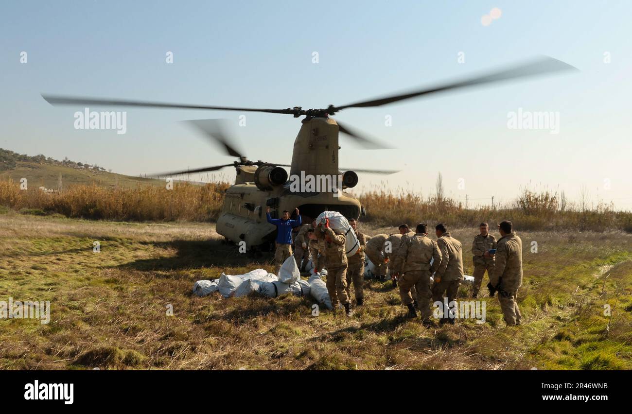 Aiuti al trasporto del personale militare turco dagli Stati Uniti Esercito CH-47 elicottero Chinook a Kirikhahn, Türkiye, 18 febbraio 2023. La CABINA 1AD offre una capacità di sollevamento dinamica a supporto diretto dell'USAID e degli sforzi di scarico turchi. La CABINA 1AD è una delle numerose unità militari statunitensi che supportano la Task Force 61/2 (TF 61/2), operante sotto la guida degli Stati Uniti Sesta flotta, Stati Uniti Naval Forces Europe (NAVEUR) e U.S. I Comandanti europei fanno parte degli sforzi internazionali turchi di soccorso in caso di catastrofi. Foto Stock