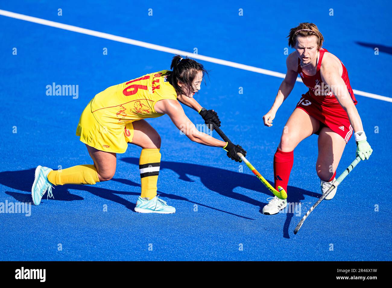 LONDRA, REGNO UNITO. 26 maggio 2023. Ou Ixia of China (Capt.) (a sinistra) e Elena Mayer of Great Britain (a destra) durante la FIH Hockey Pro League - Inghilterra / Cina (Donne) al Lea Valley Hockey and Tennis Centre venerdì 26 maggio 2023 a LONDRA INGHILTERRA. Credit: Taka G Wu/Alamy Live News Foto Stock