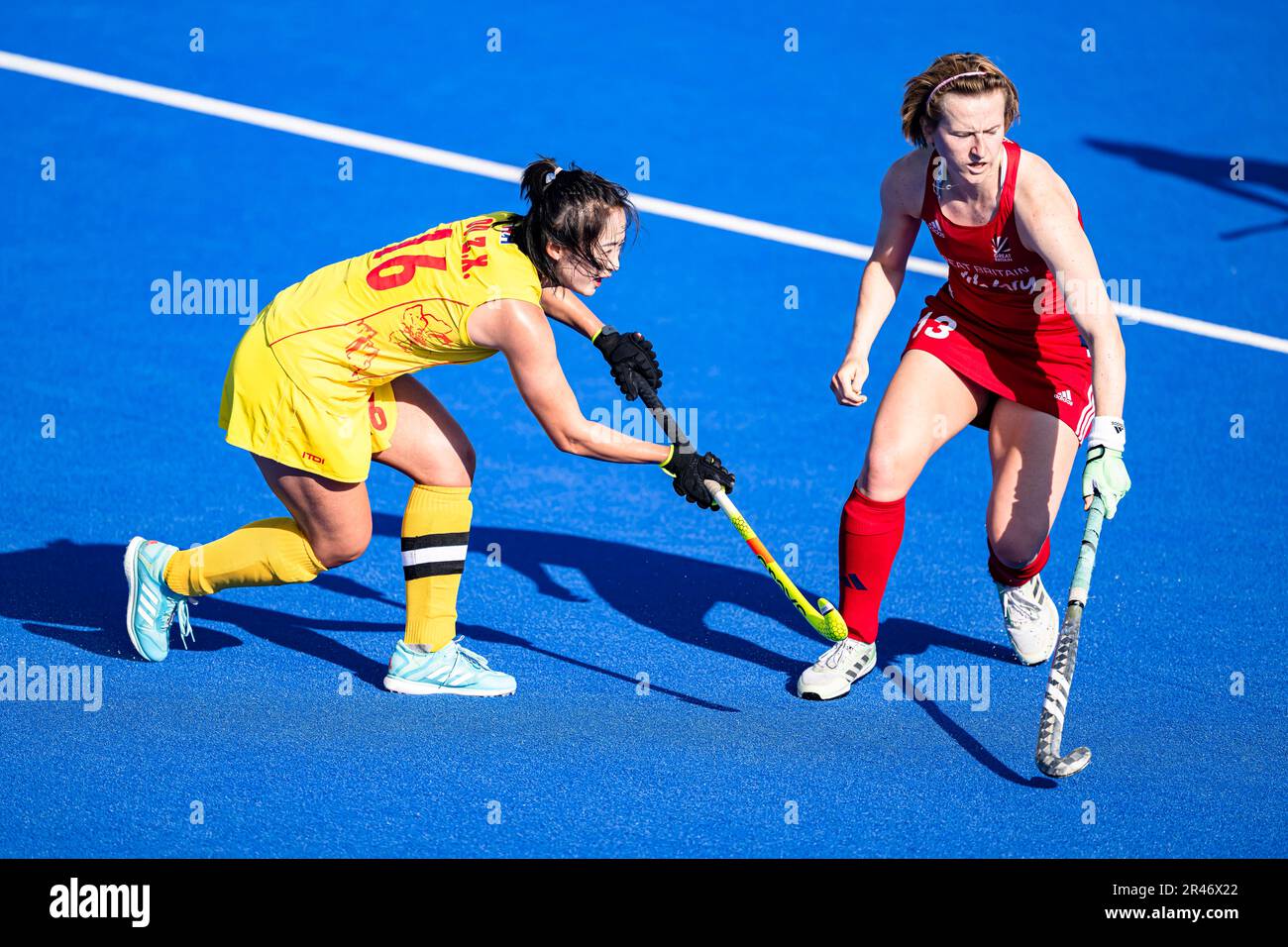 LONDRA, REGNO UNITO. 26 maggio 2023. Ou Ixia of China (Capt.) (a sinistra) e Elena Mayer of Great Britain (a destra) durante la FIH Hockey Pro League - Inghilterra / Cina (Donne) al Lea Valley Hockey and Tennis Centre venerdì 26 maggio 2023 a LONDRA INGHILTERRA. Credit: Taka G Wu/Alamy Live News Foto Stock